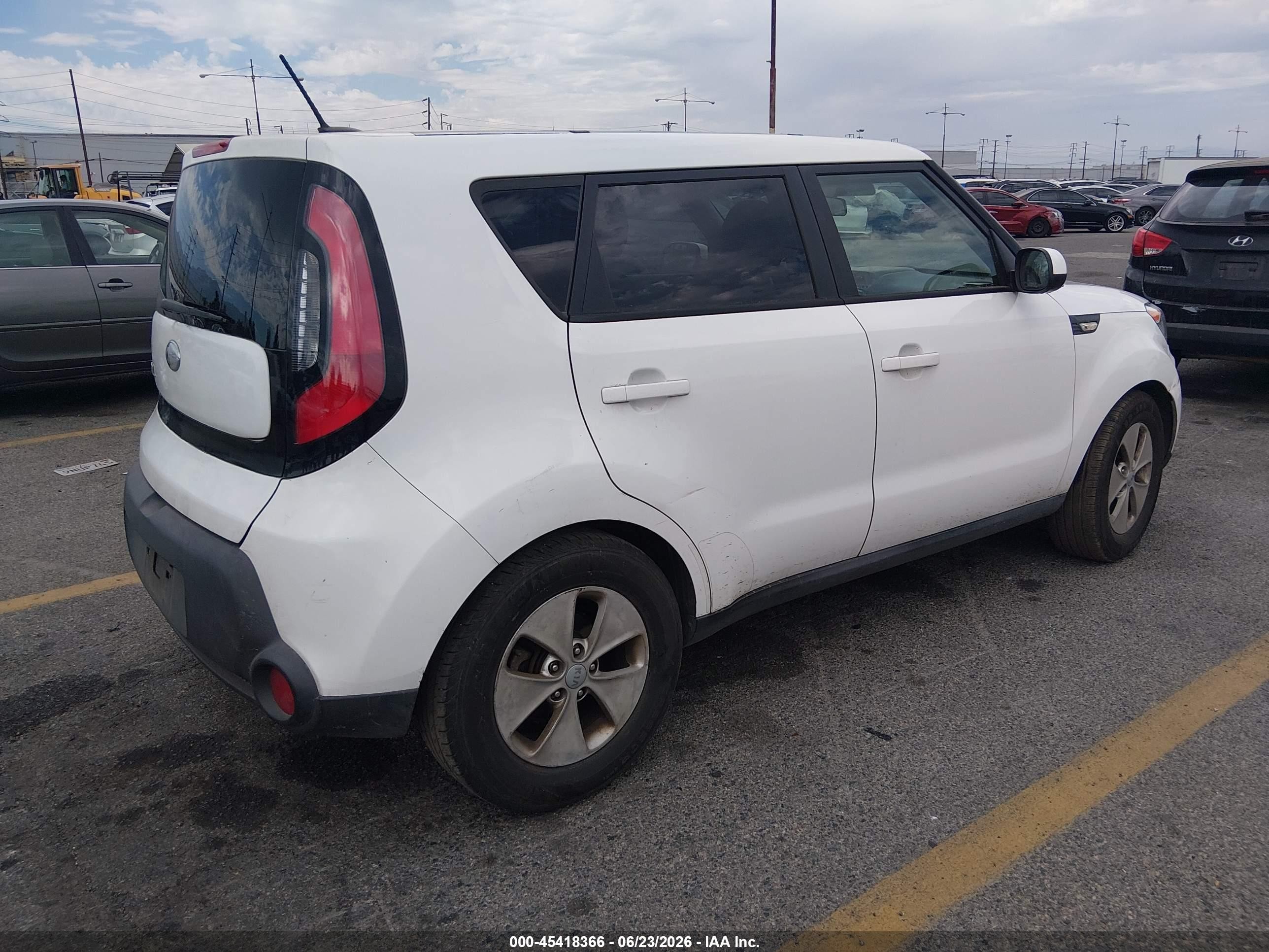 2014 Kia Soul   White vin: KNDJN2A27E7018575
