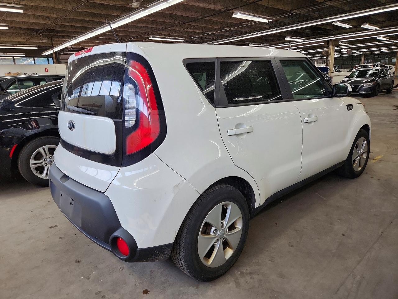 2015 Kia Soul Base White vin: KNDJN2A27F7197265
