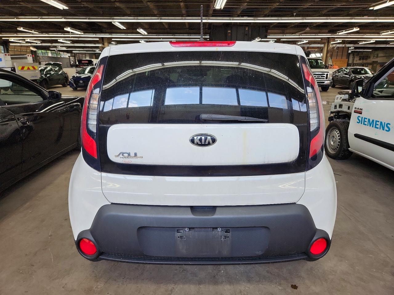 2015 Kia Soul Base White vin: KNDJN2A27F7197265