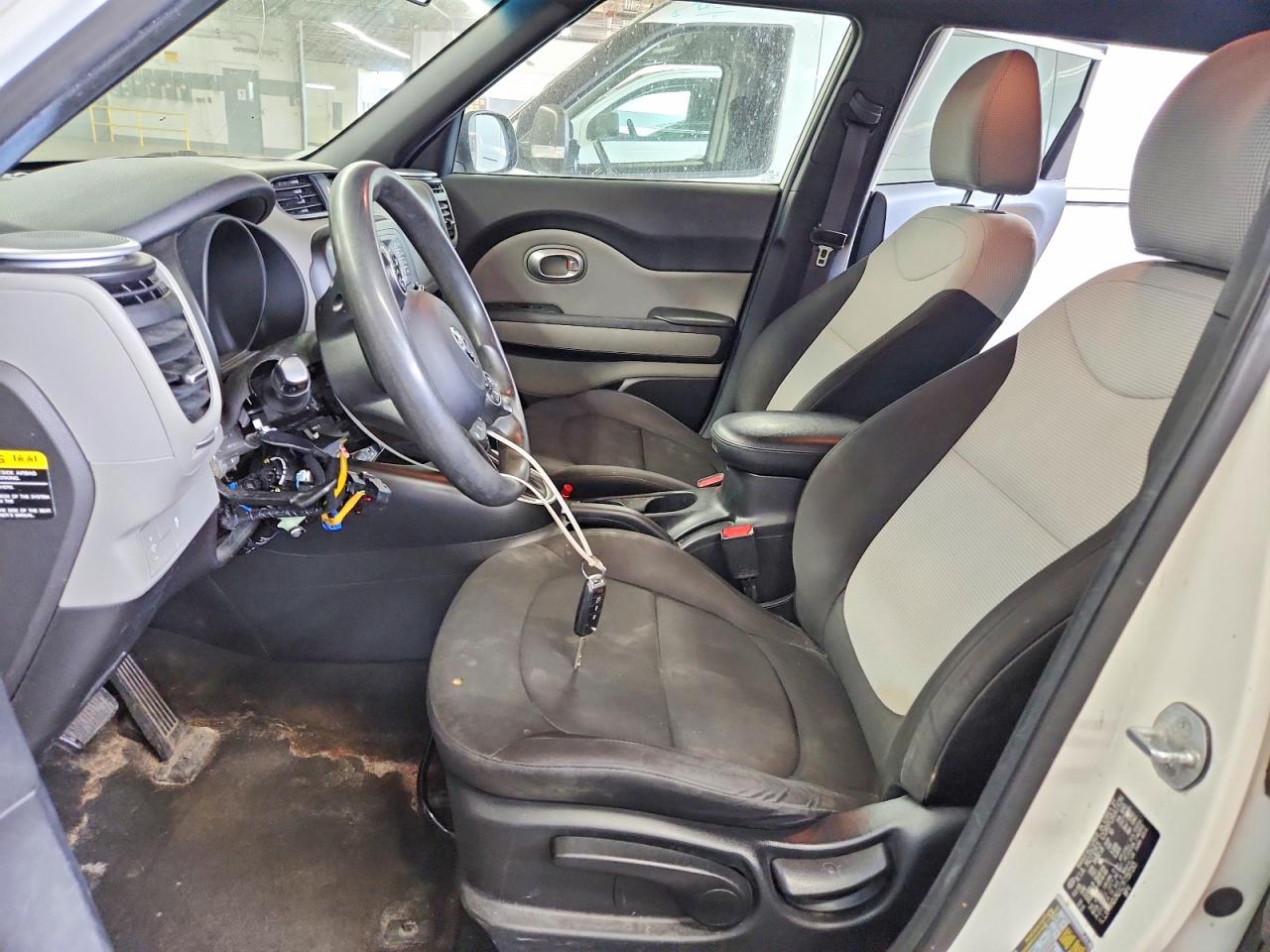 2015 Kia Soul Base White vin: KNDJN2A27F7197265