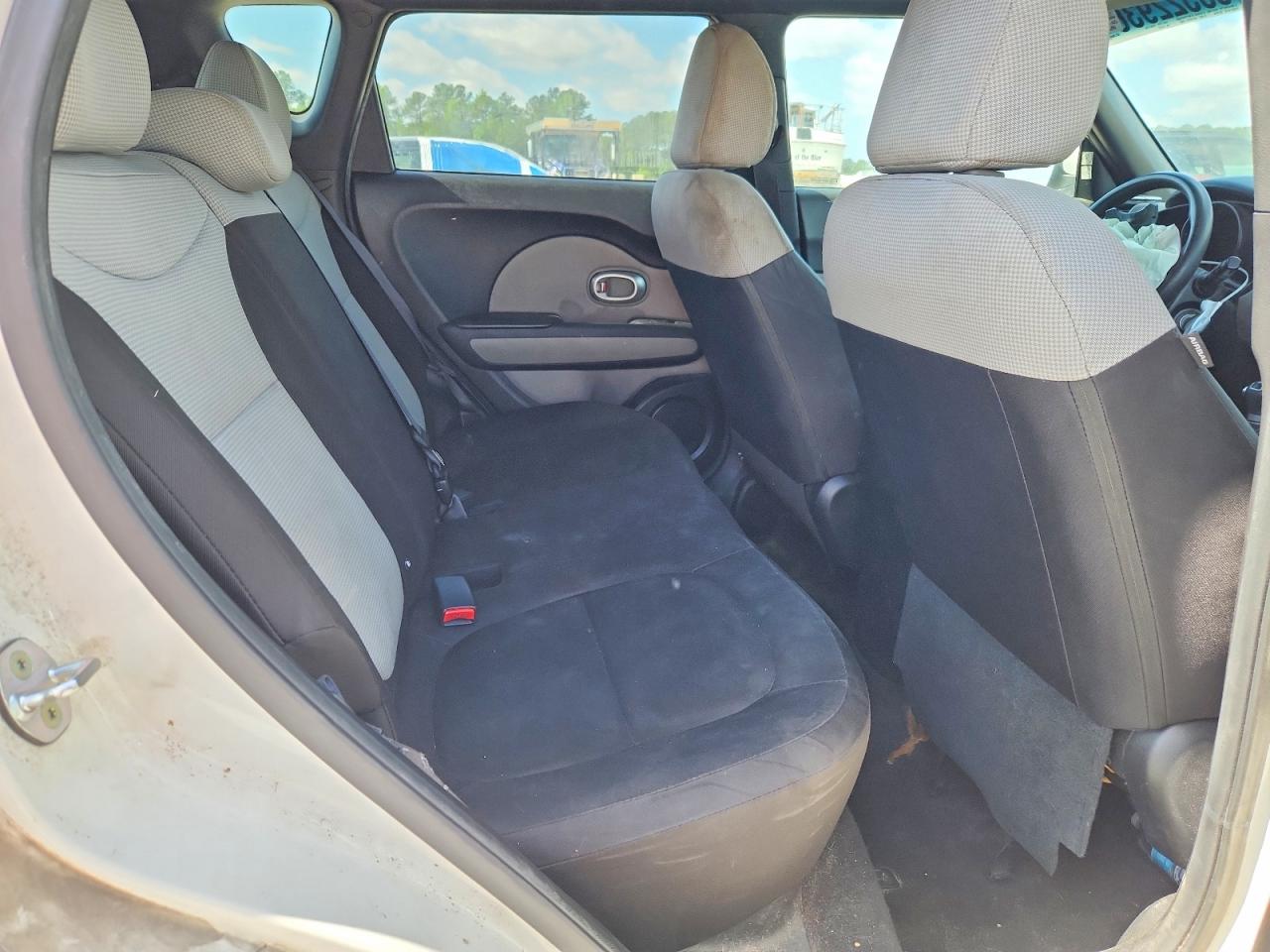 2016 Kia Soul Base White vin: KNDJN2A27G7353970