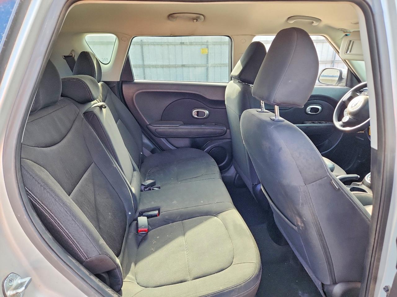 2014 Kia Soul Base Silver vin: KNDJN2A28E7704110