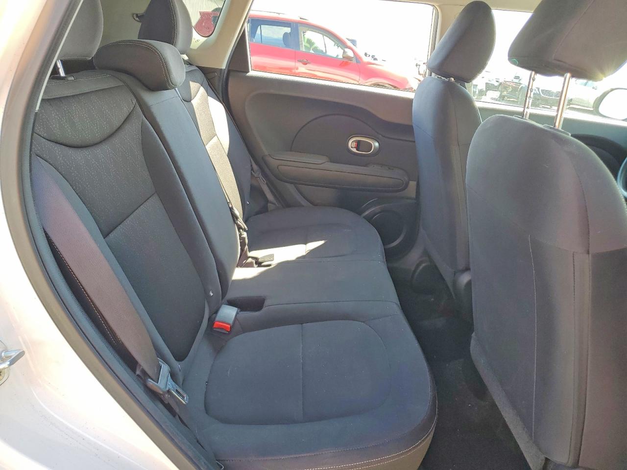 2015 Kia Soul Base White vin: KNDJN2A28F7153811