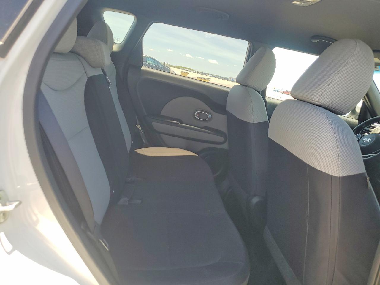 2015 Kia Soul Base White vin: KNDJN2A28F7774708
