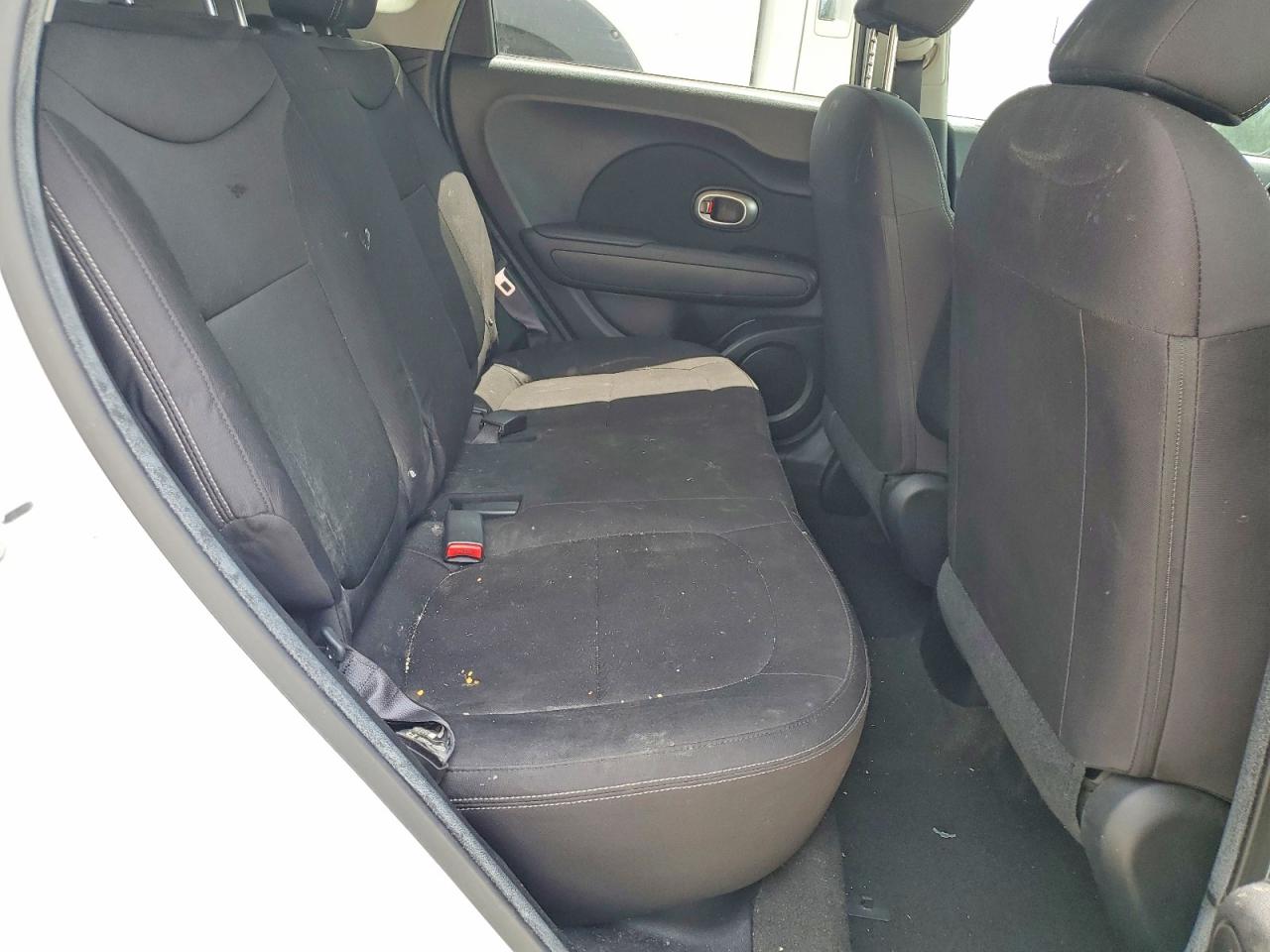 2015 Kia Soul Base White vin: KNDJN2A28F7777625