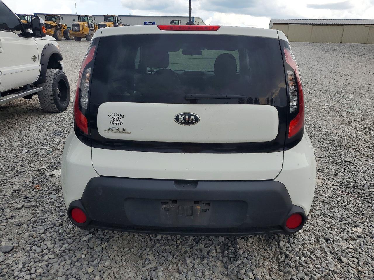2015 Kia Soul Base White vin: KNDJN2A28F7777625