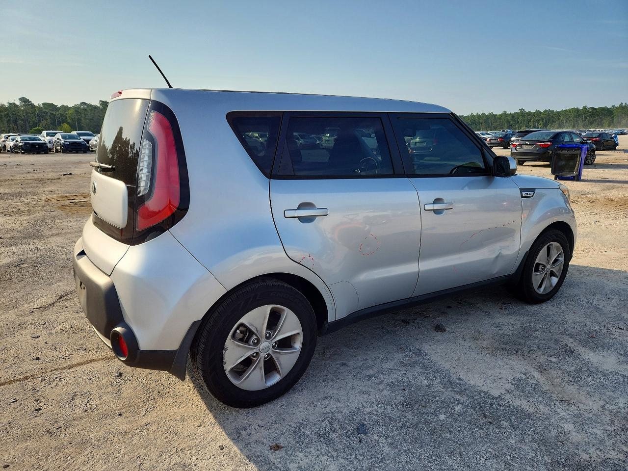 2015 Kia Soul Base Серебряный vin: KNDJN2A28F7778550
