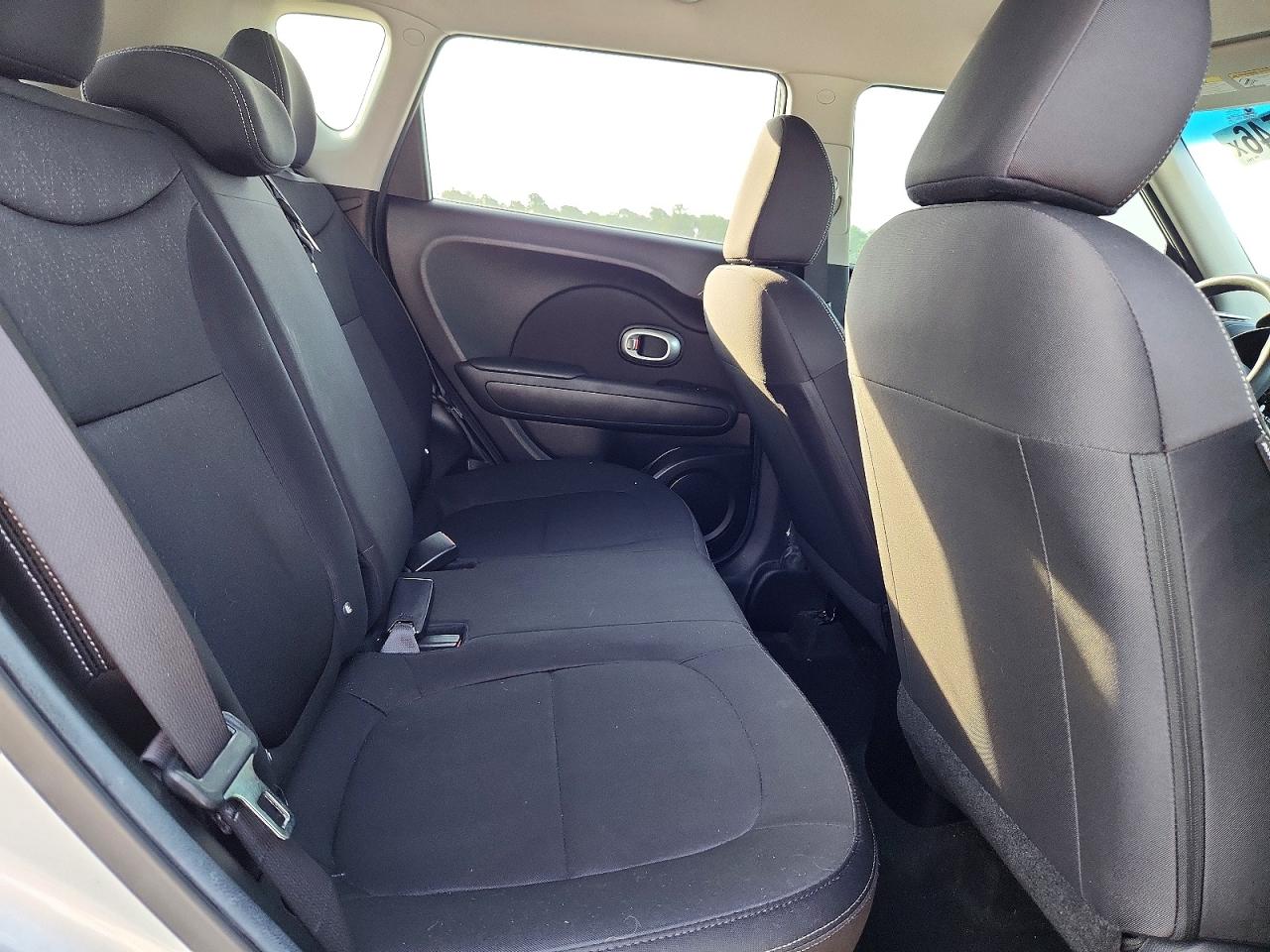 2015 Kia Soul Base Серебряный vin: KNDJN2A28F7778550