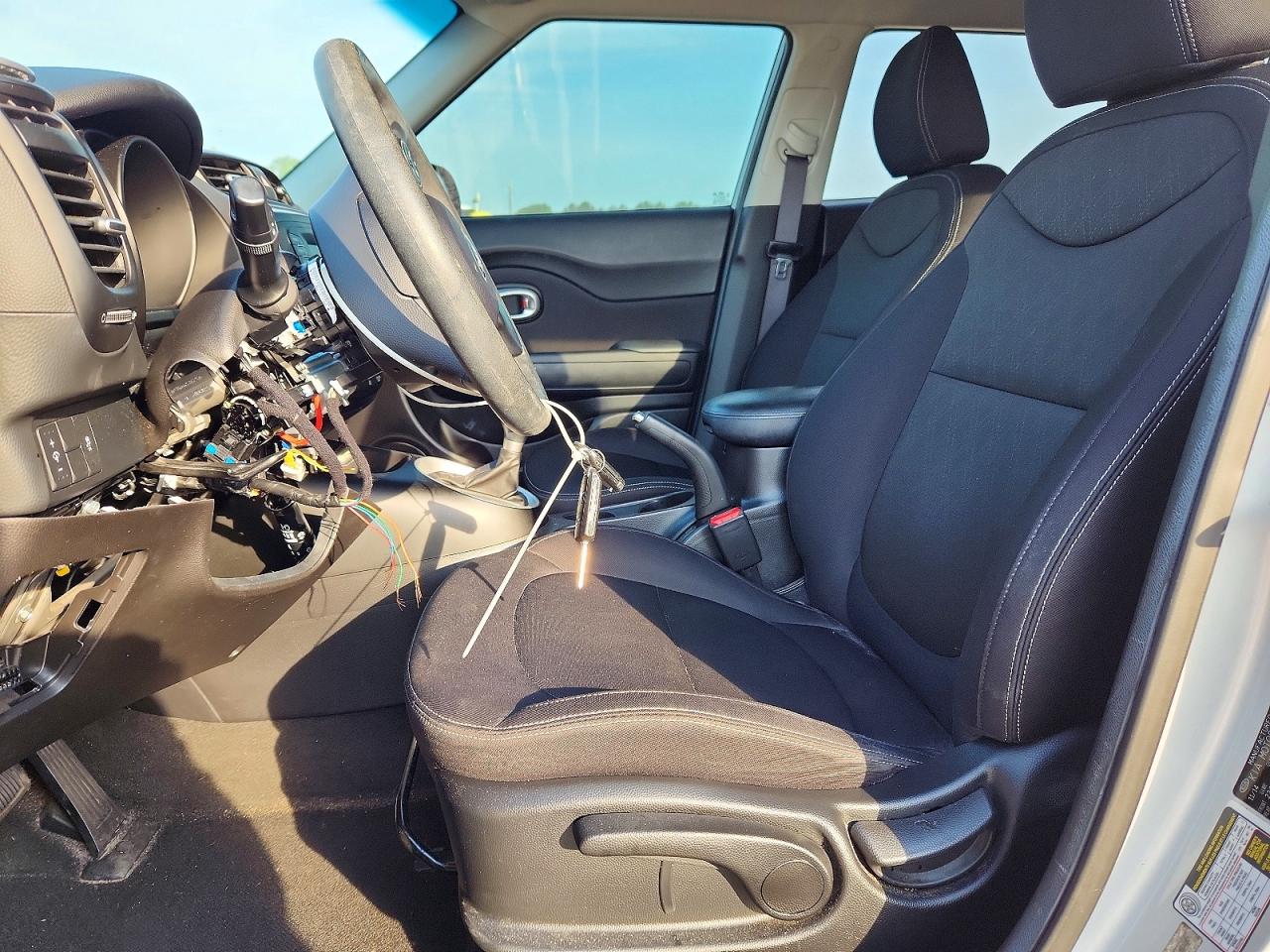 2015 Kia Soul Base Серебряный vin: KNDJN2A28F7778550
