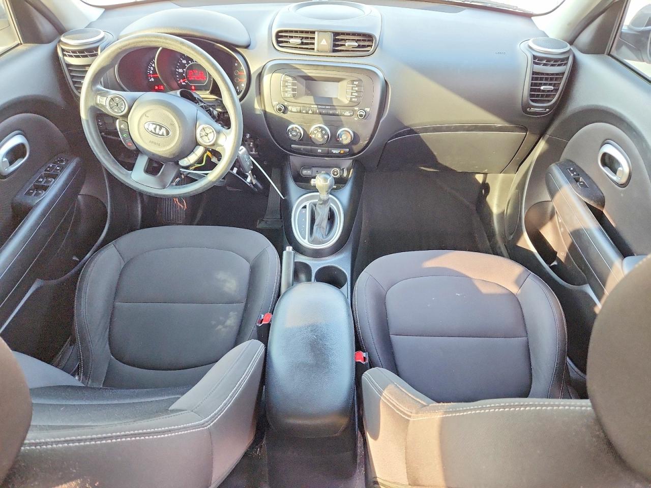 2015 Kia Soul Base Серебряный vin: KNDJN2A28F7778550
