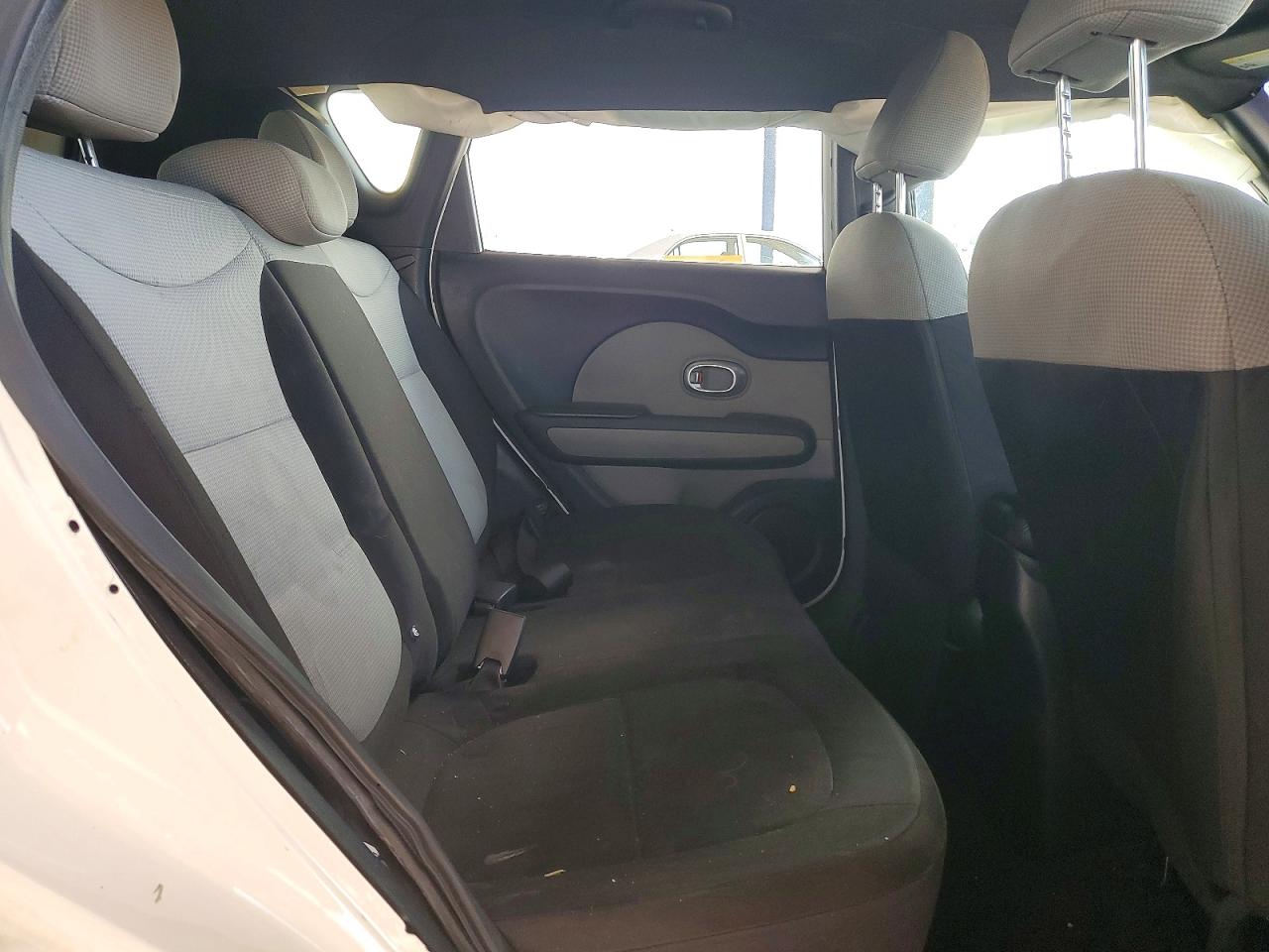 2015 Kia Soul Base White vin: KNDJN2A28F7793663