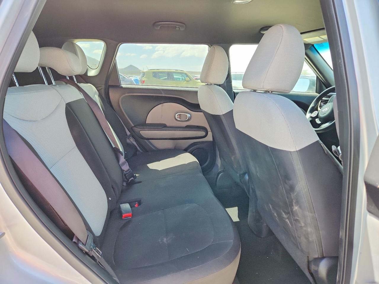 2015 Kia Soul Base Silver vin: KNDJN2A28F7805990