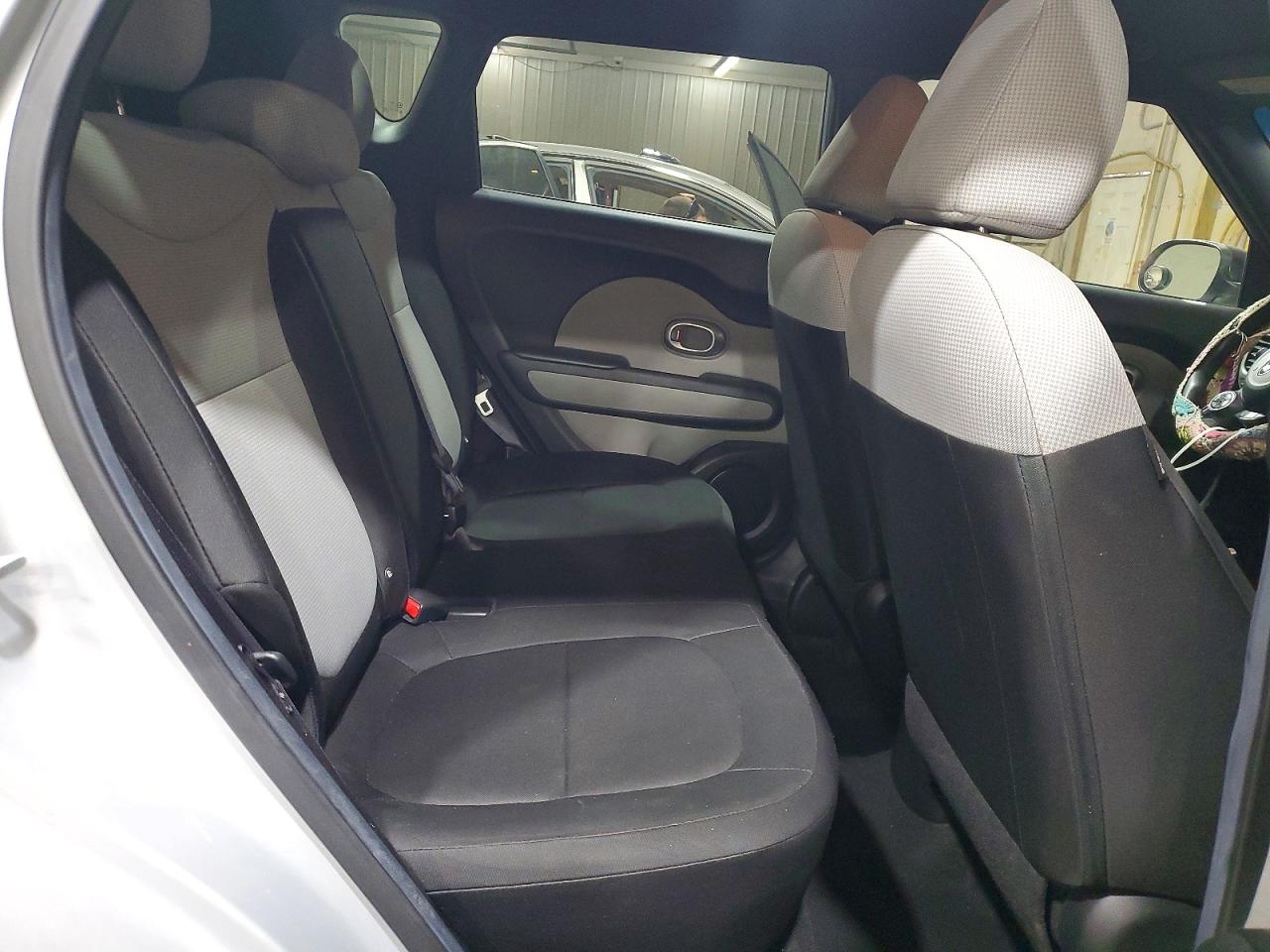2015 Kia Soul Base Silver vin: KNDJN2A28F7806895