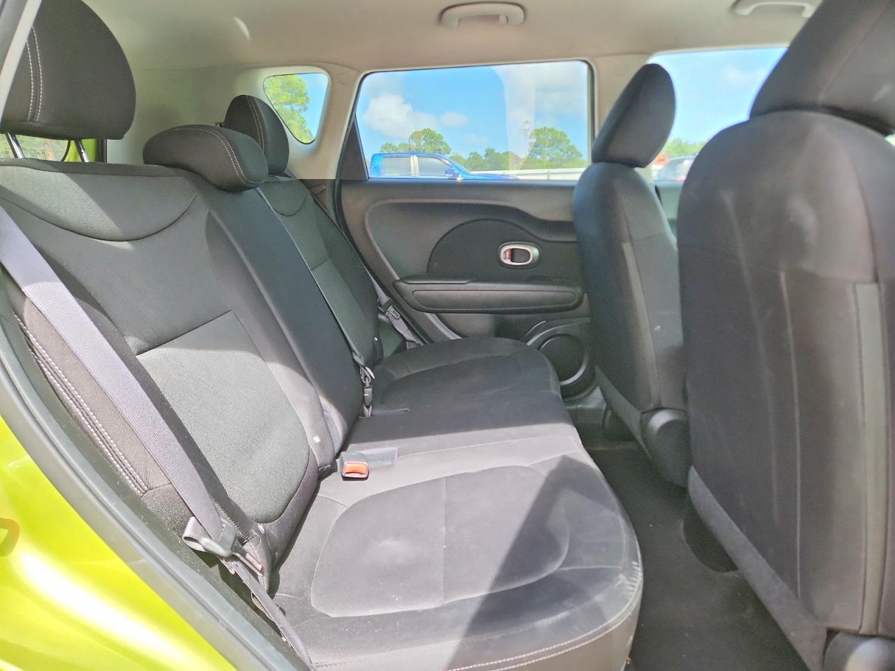 2015 Kia Soul Base Green vin: KNDJN2A28F7810235