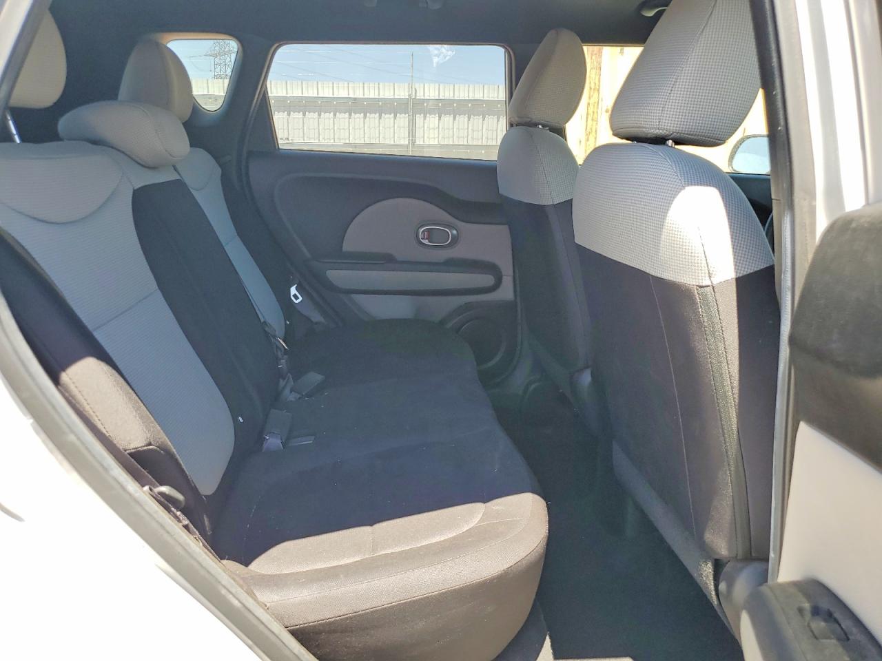2015 Kia Soul Base Silver vin: KNDJN2A28F7811238