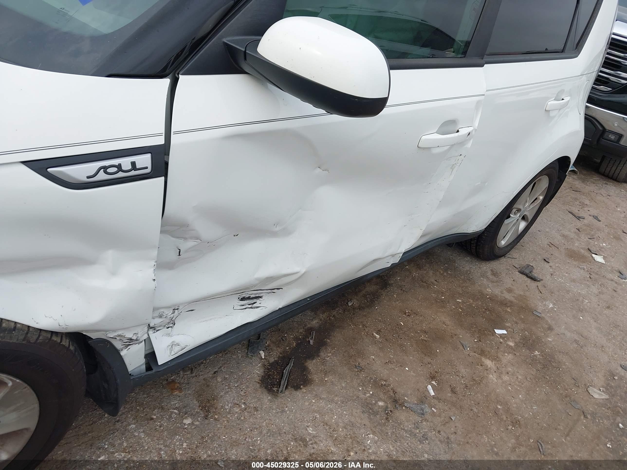2016 Kia Soul White vin: KNDJN2A28G7285307