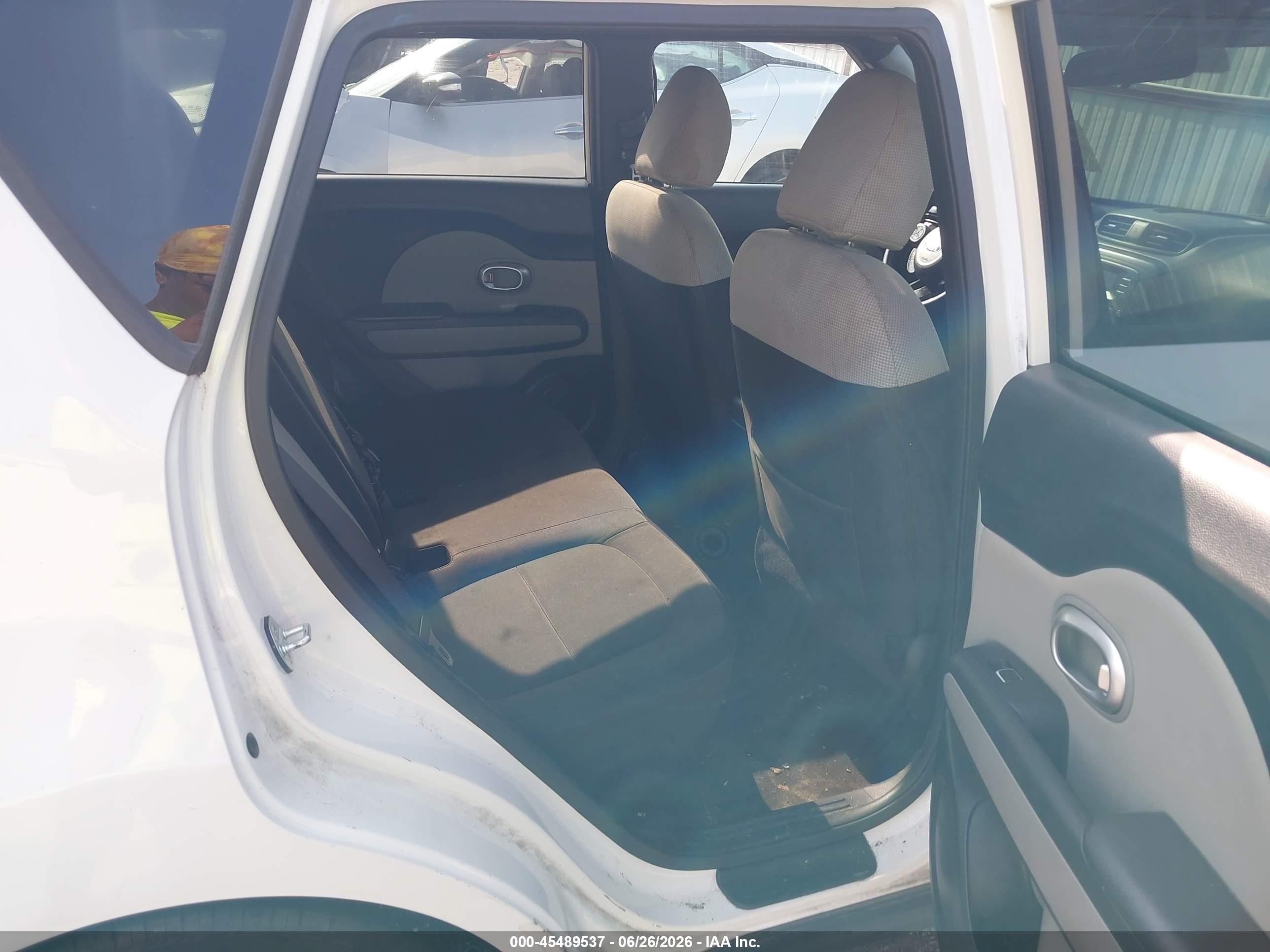 2014 Kia Soul   White vin: KNDJN2A29E7012843