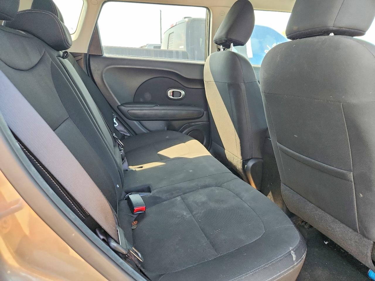 2014 Kia Soul Base Silver vin: KNDJN2A29E7053327
