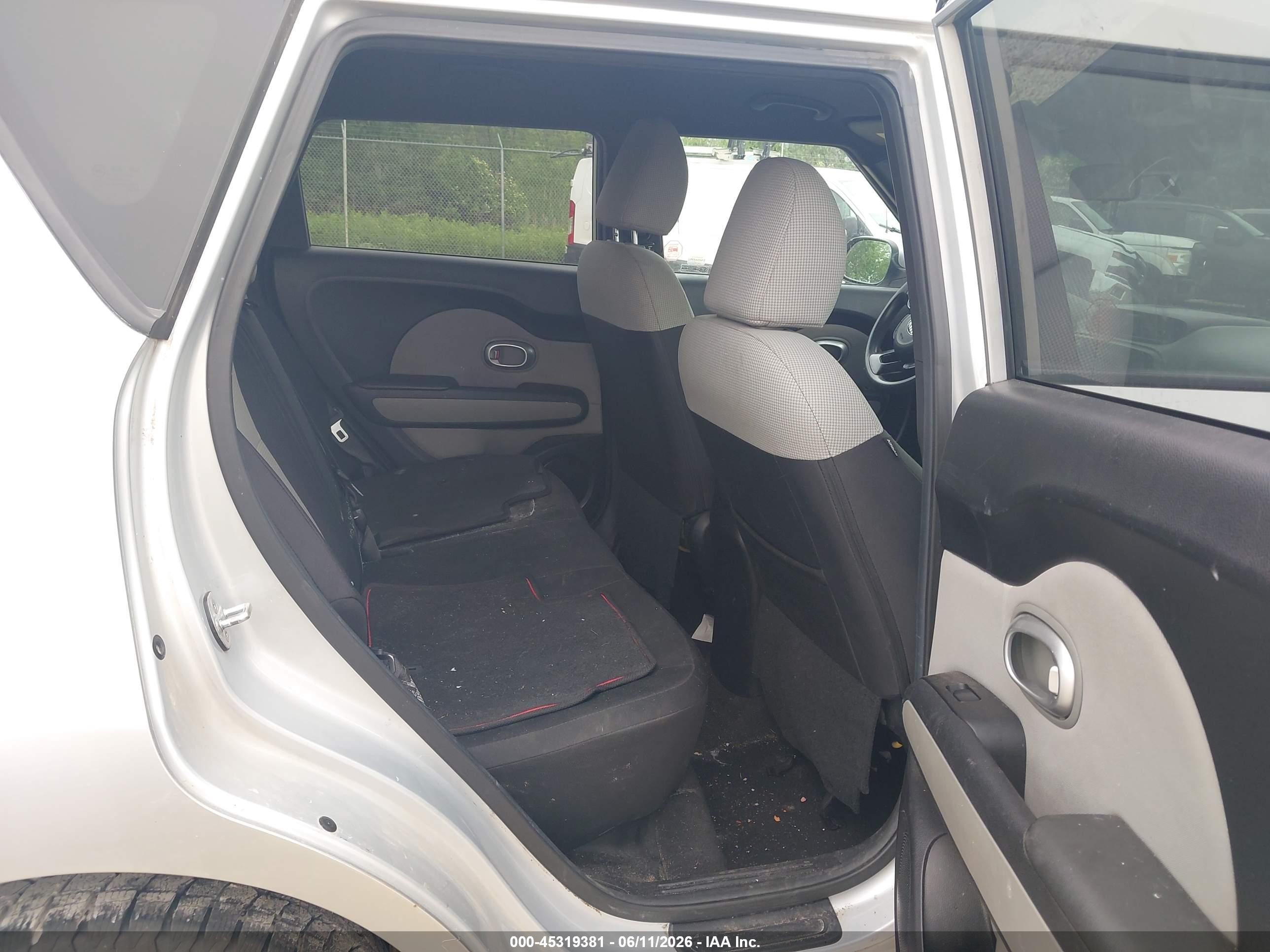 2014 Kia Soul   Серебряный vin: KNDJN2A29E7721028