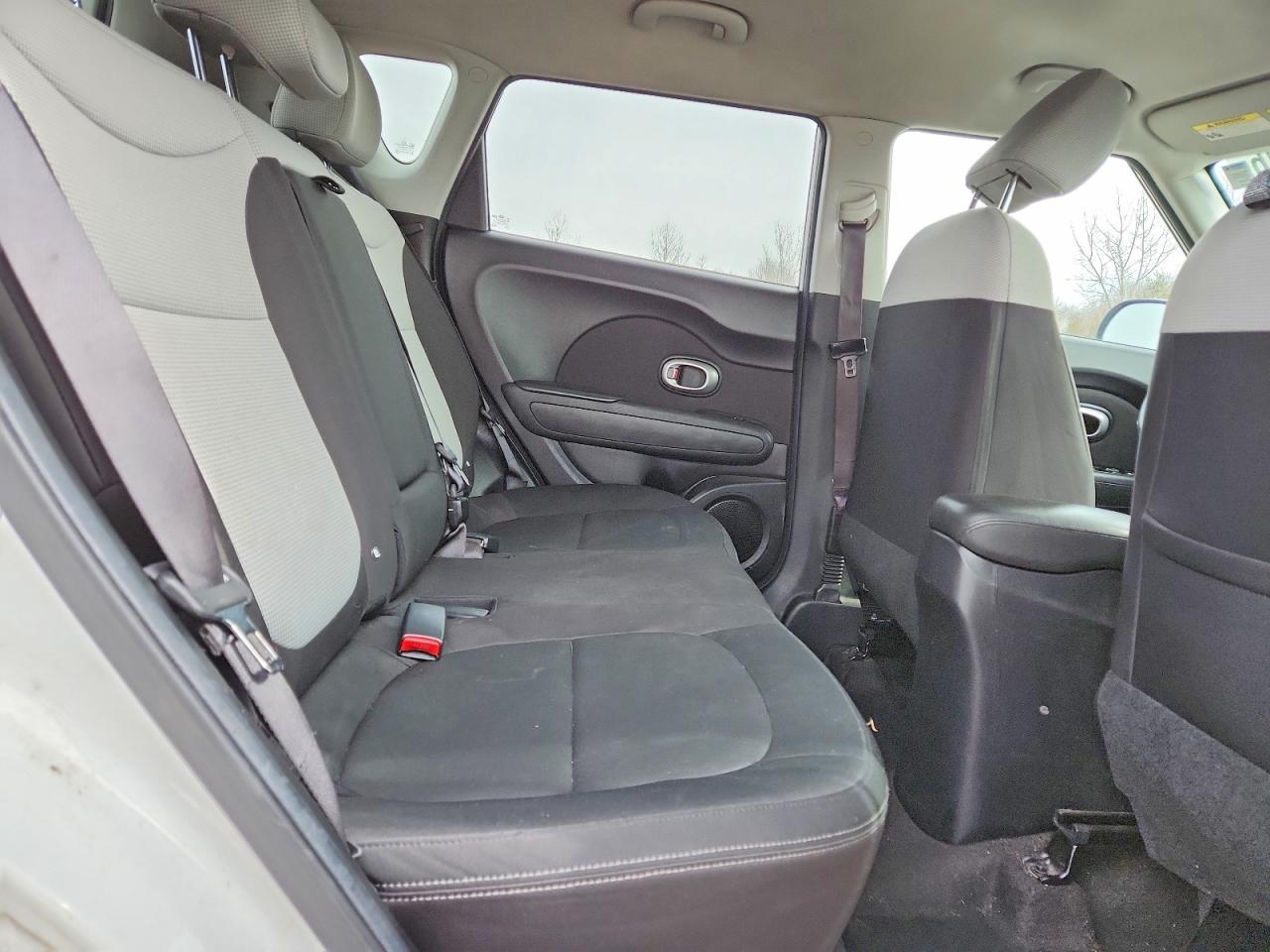 2014 Kia Soul Base White vin: KNDJN2A29E7744339