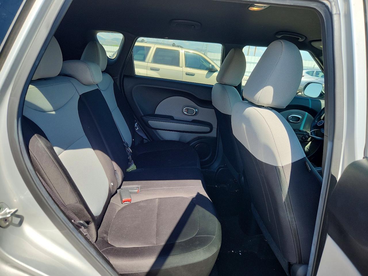 2015 Kia Soul Base Silver vin: KNDJN2A29F7787208