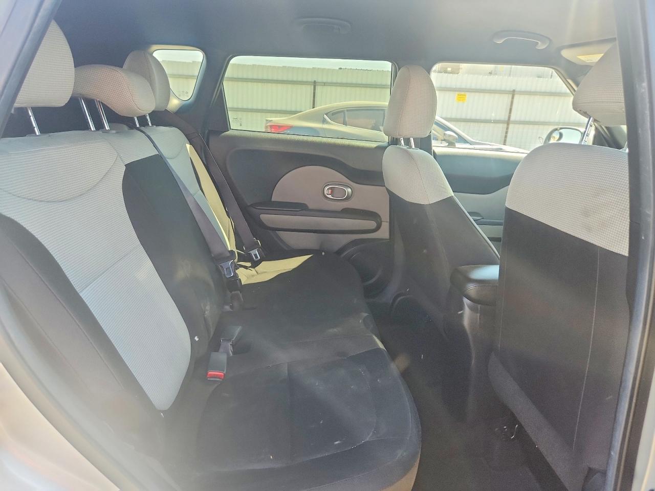 2015 Kia Soul Base Silver vin: KNDJN2A29F7805500