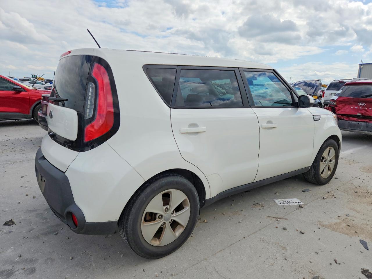 2015 Kia Soul Base White vin: KNDJN2A29F7808879