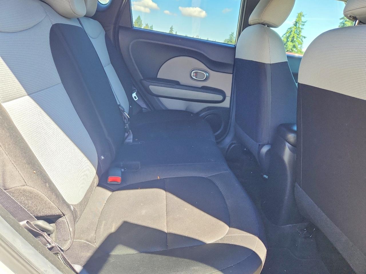 2015 Kia Soul Base Silver vin: KNDJN2A29F7809708