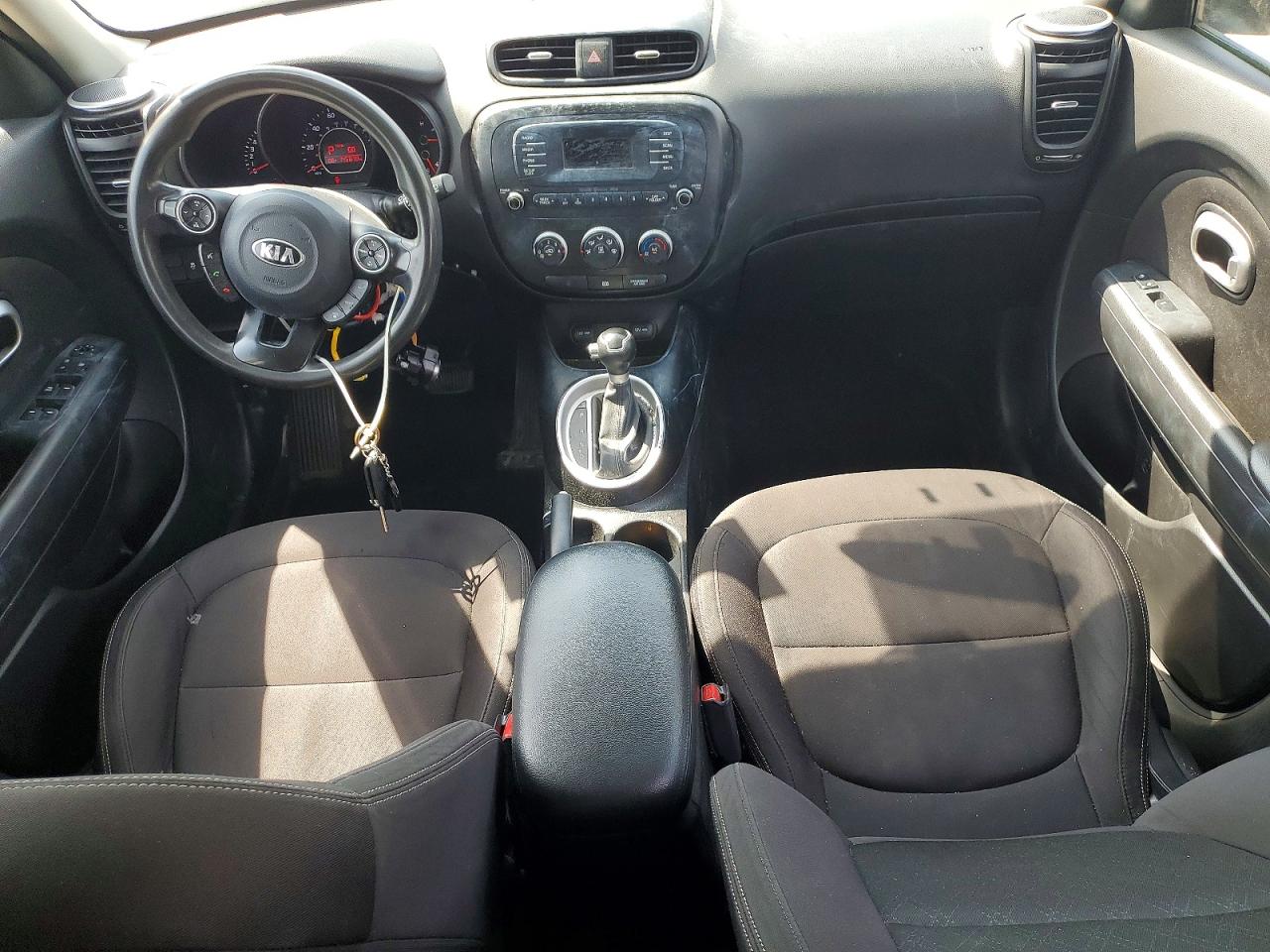 2015 Kia Soul Base Серебряный vin: KNDJN2A29F7817016