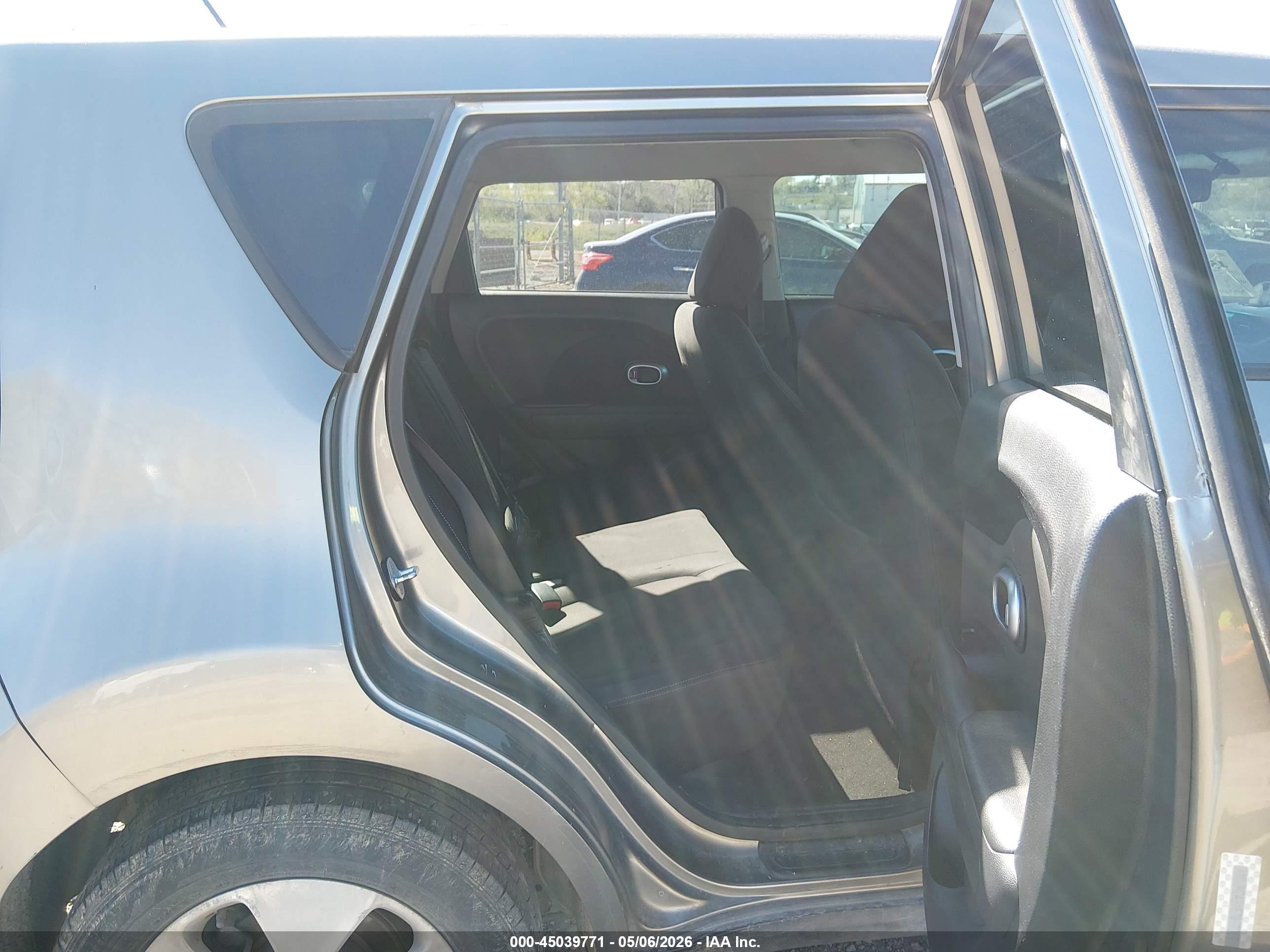 2014 Kia Soul   Silver vin: KNDJN2A2XE7097319