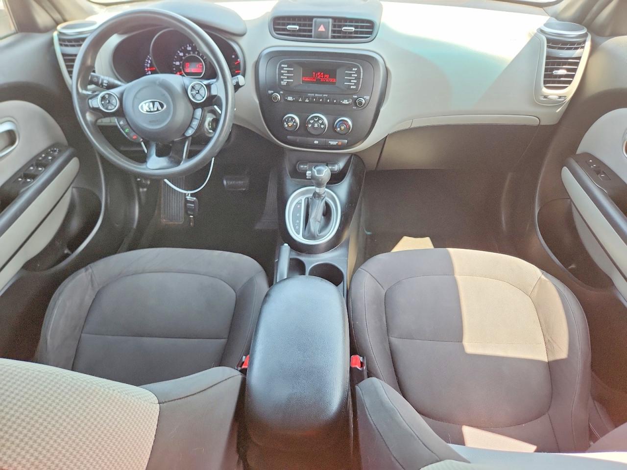 2015 Kia Soul Base White vin: KNDJN2A2XF7112175