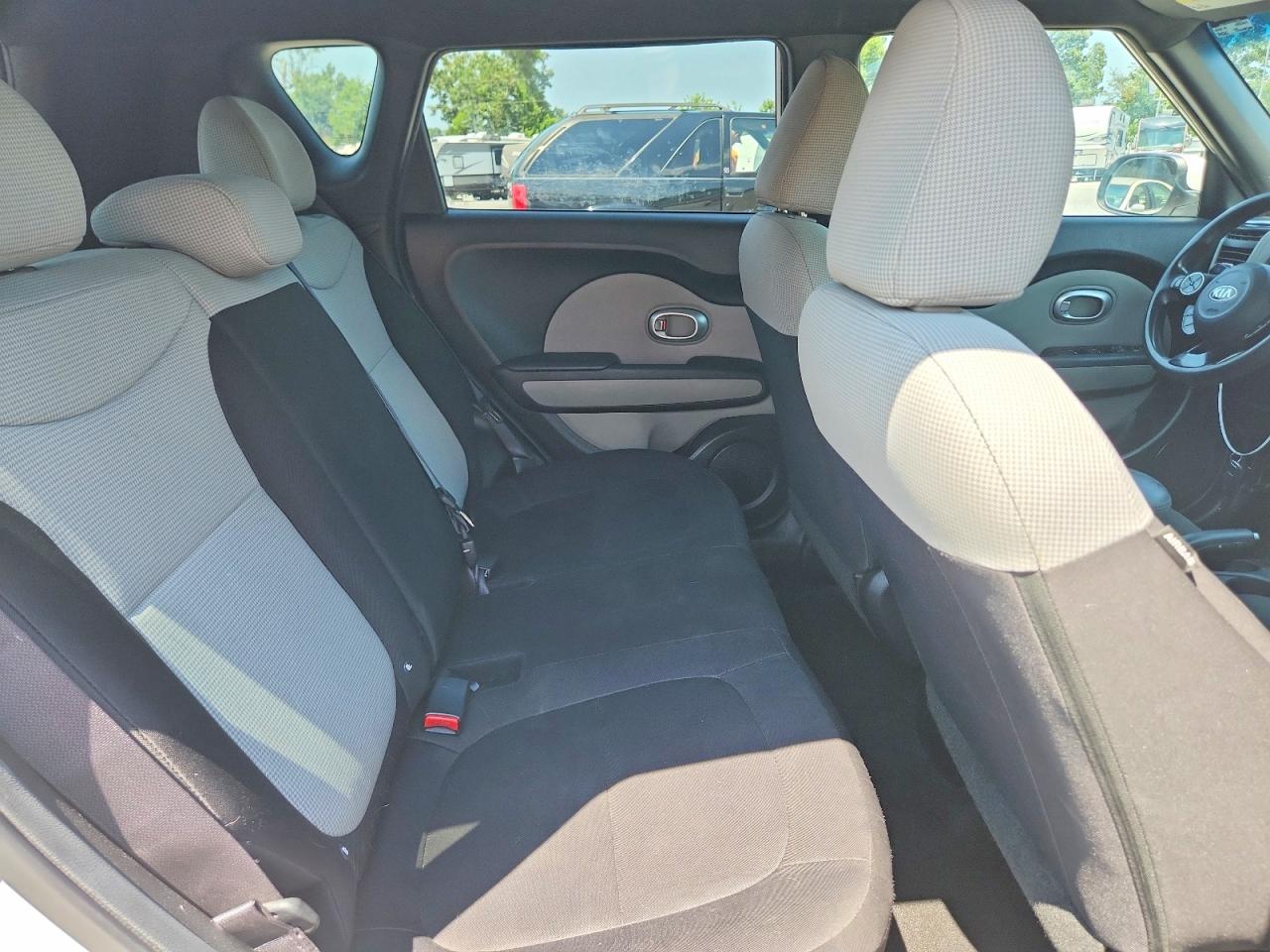 2015 Kia Soul Base White vin: KNDJN2A2XF7112175