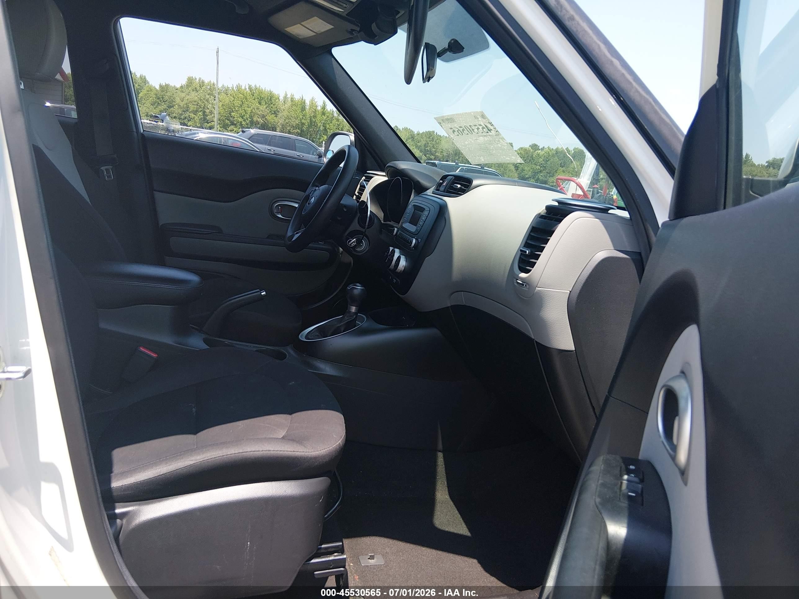 2015 Kia Soul   White vin: KNDJN2A2XF7156774