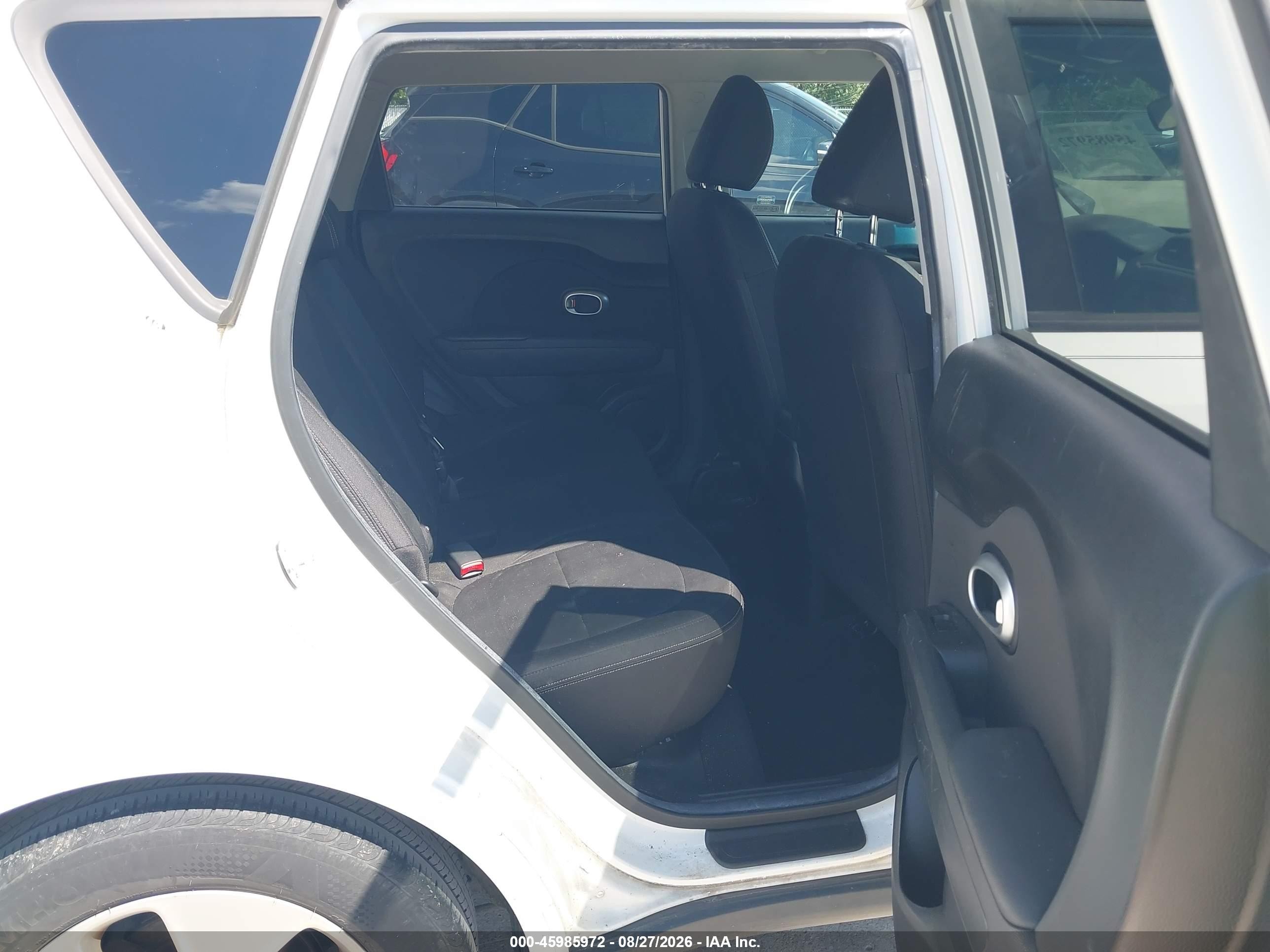 2015 Kia Soul   White vin: KNDJN2A2XF7168214