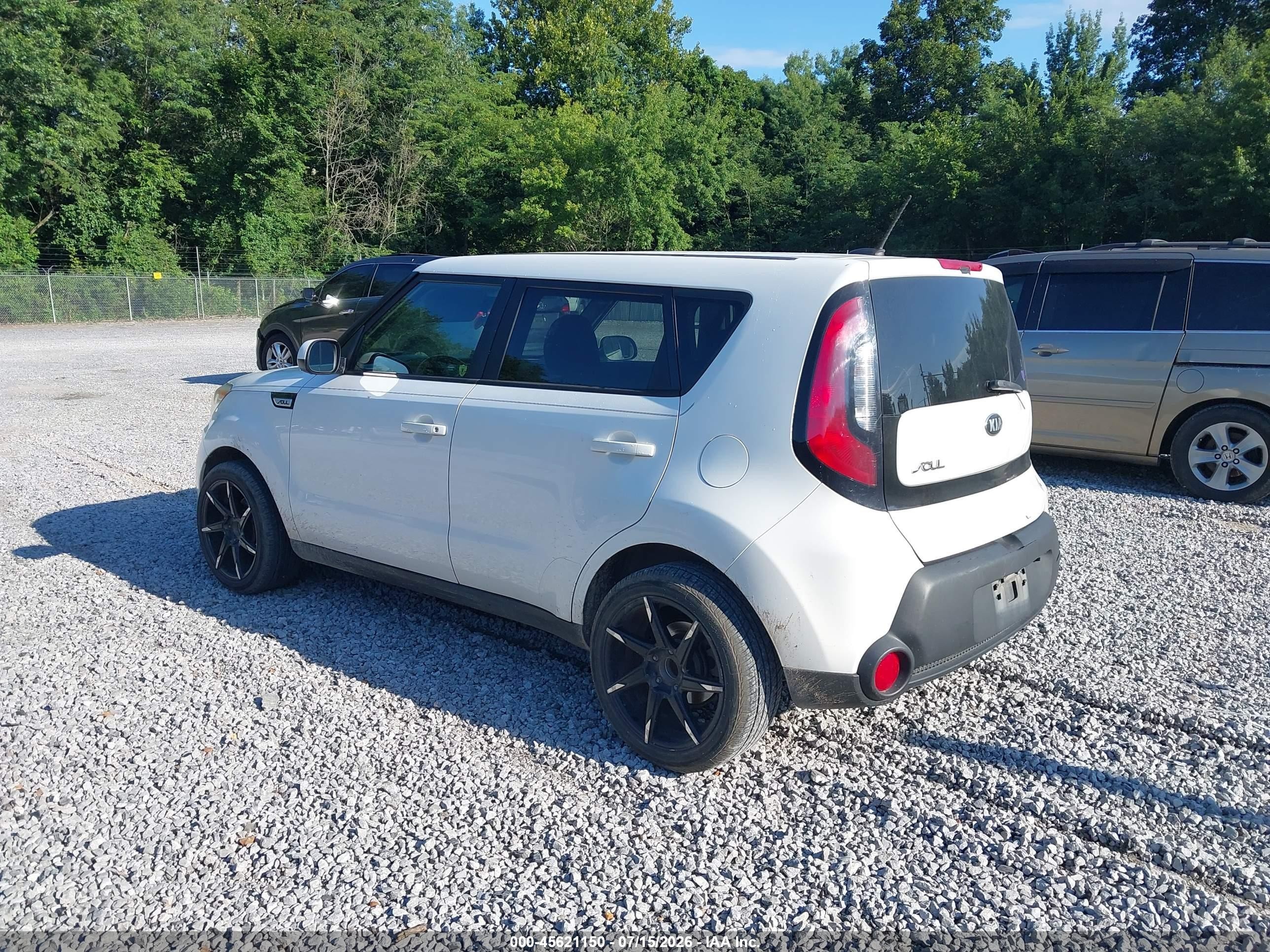 2015 Kia Soul   White vin: KNDJN2A2XF7222420