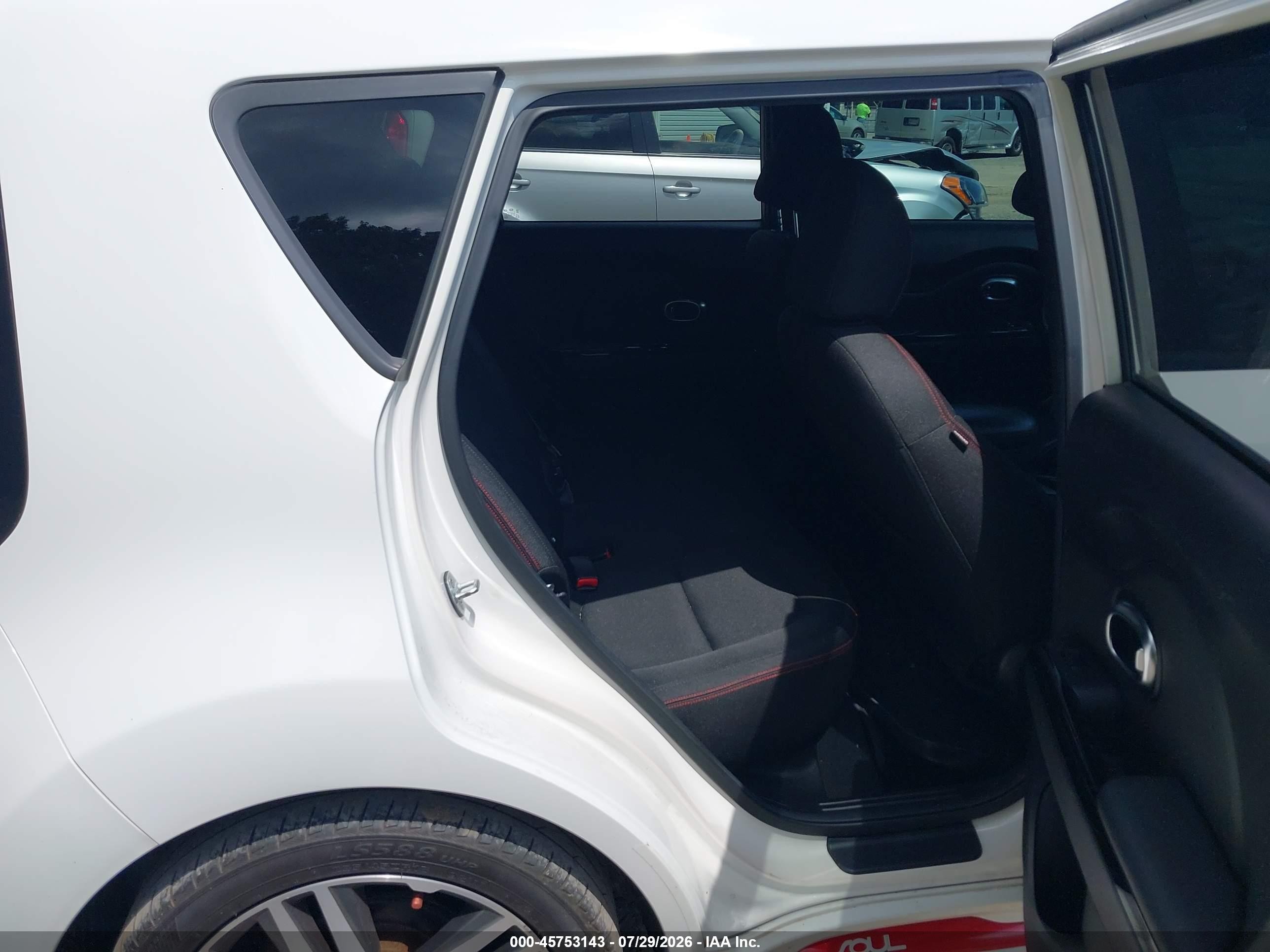 2014 Kia Soul + White vin: KNDJP3A50E7083875