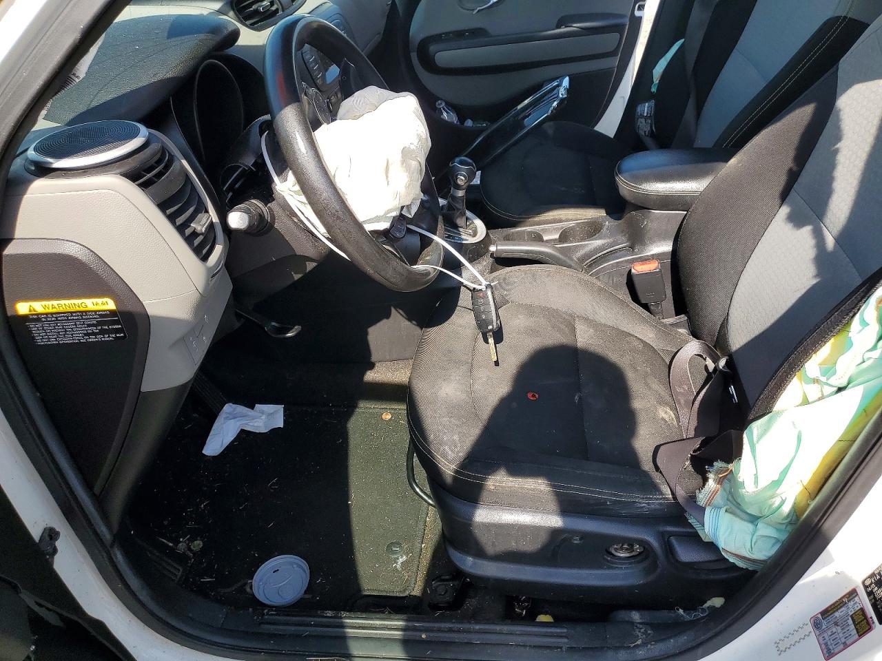 2015 Kia Soul + White vin: KNDJP3A50F7222355