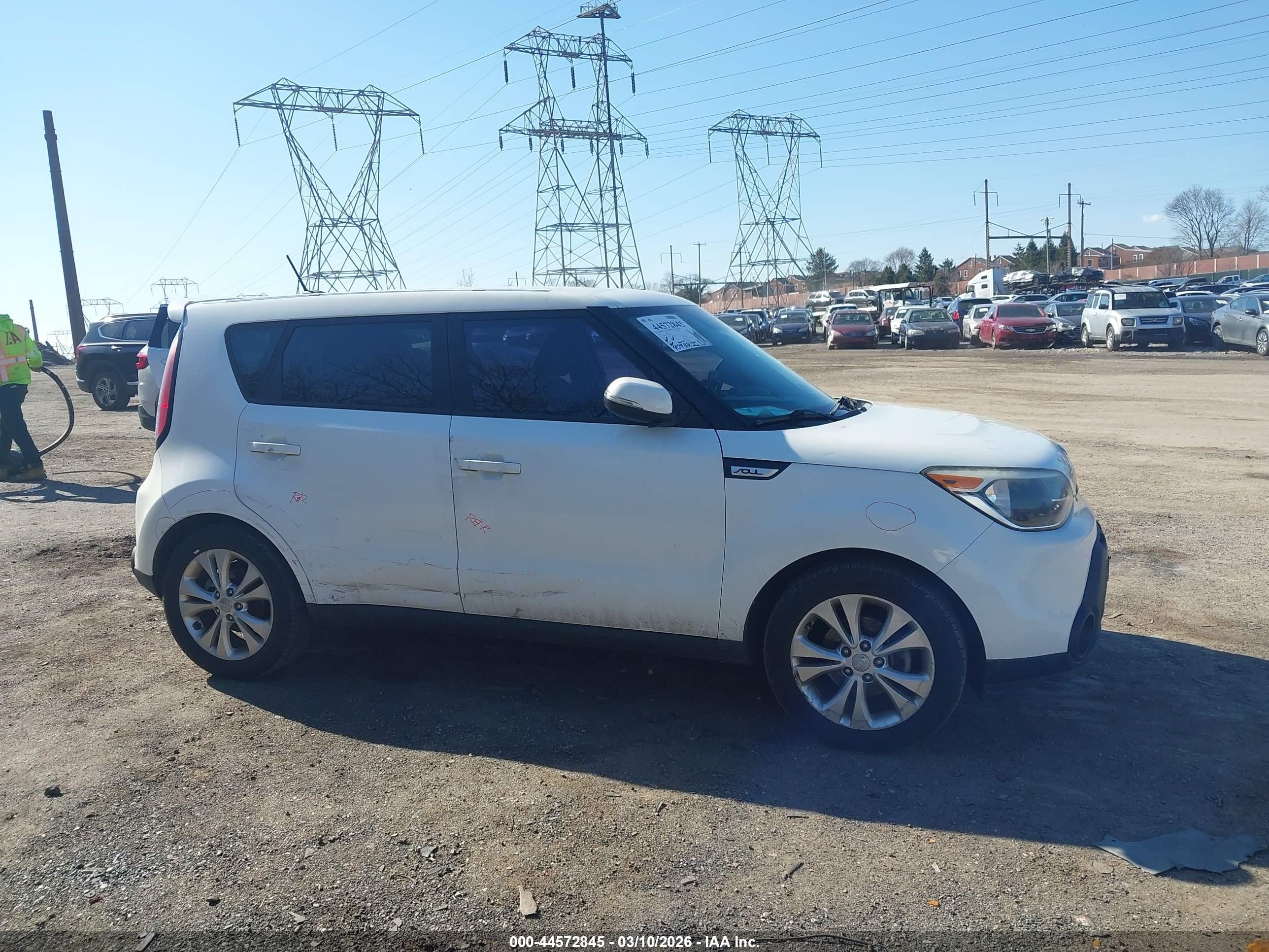 2014 Kia Soul + White vin: KNDJP3A52E7034709
