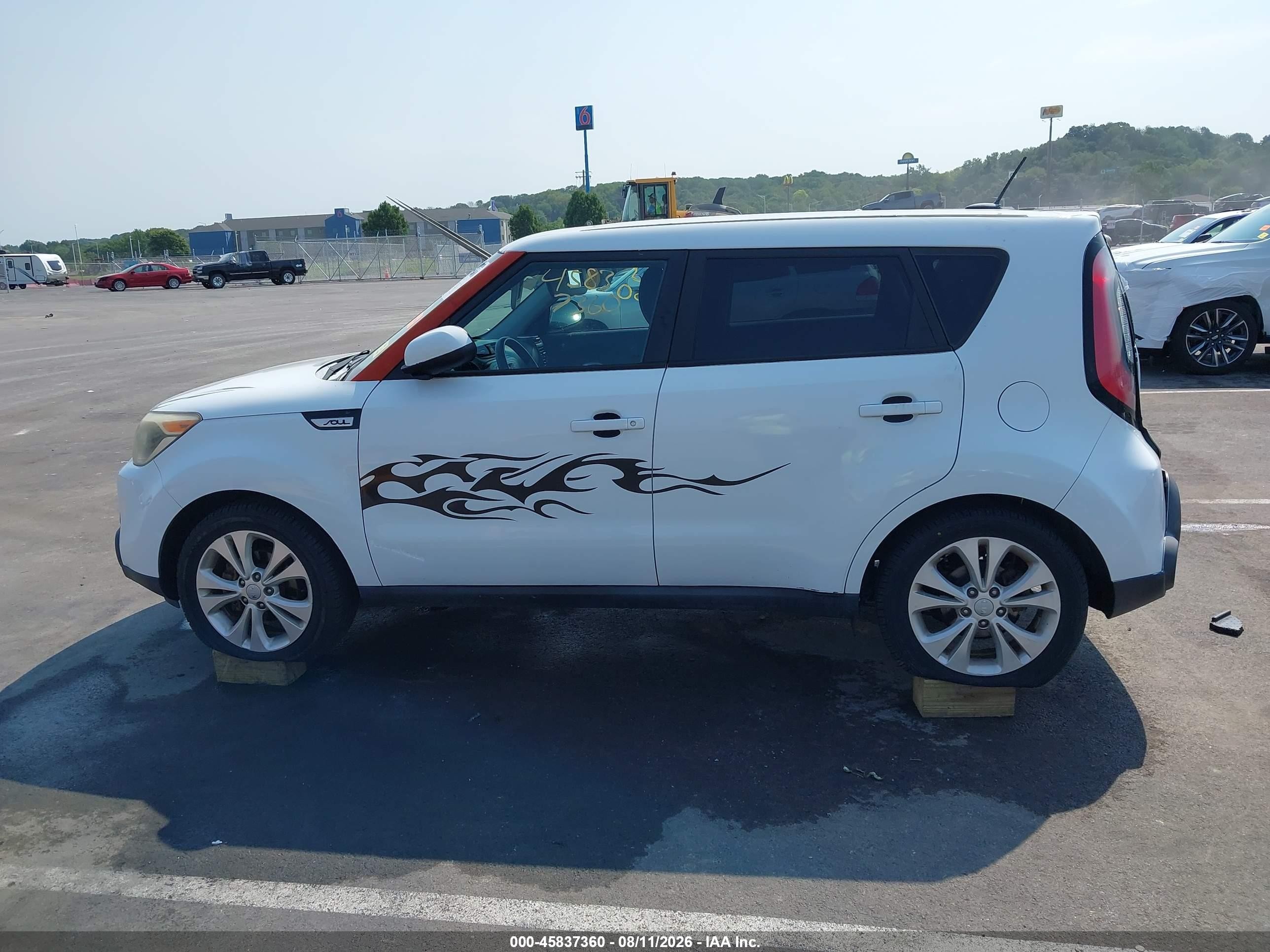 2015 Kia Soul + White vin: KNDJP3A52F7135279