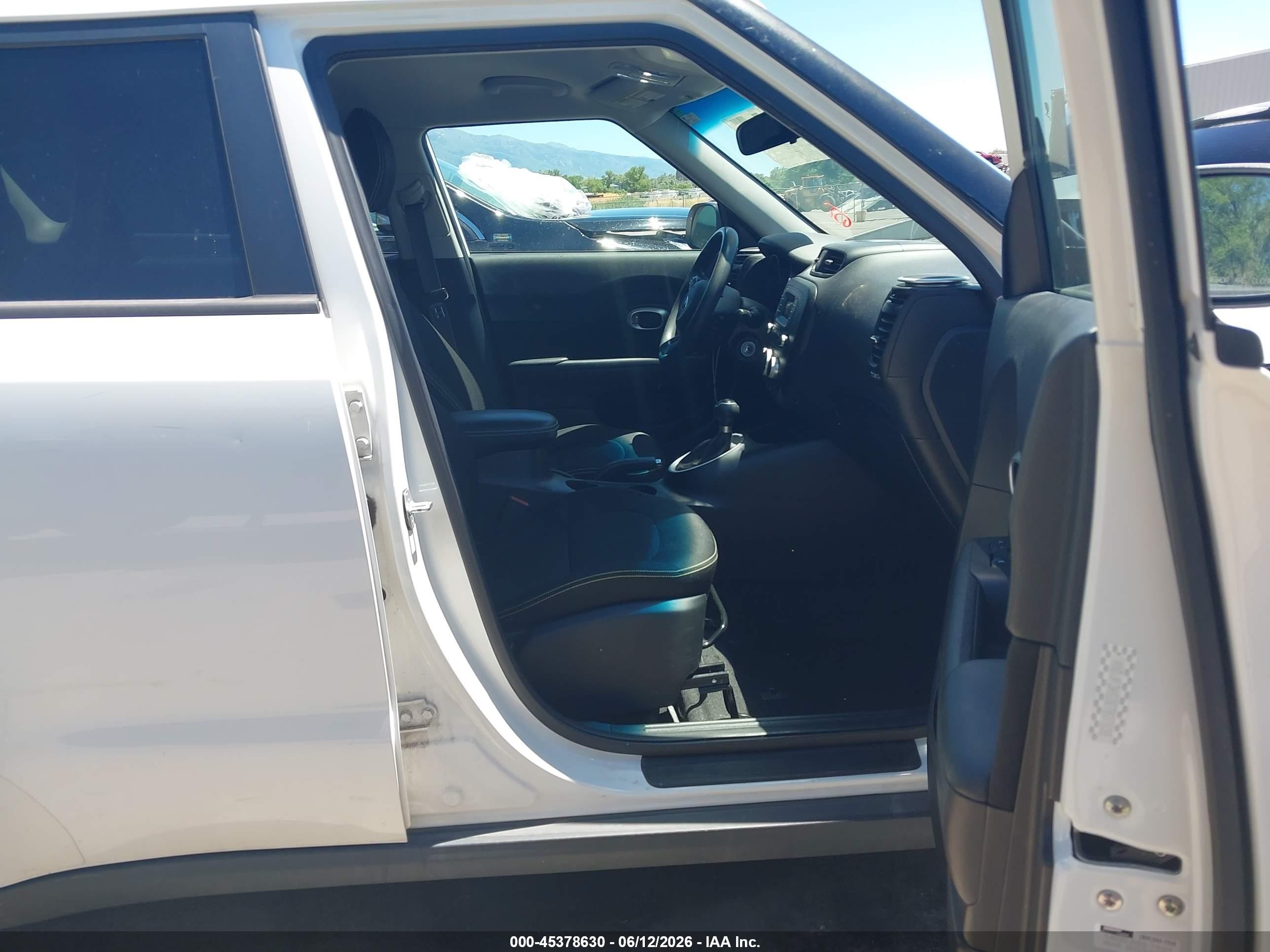 2014 Kia Soul + White vin: KNDJP3A53E7037635