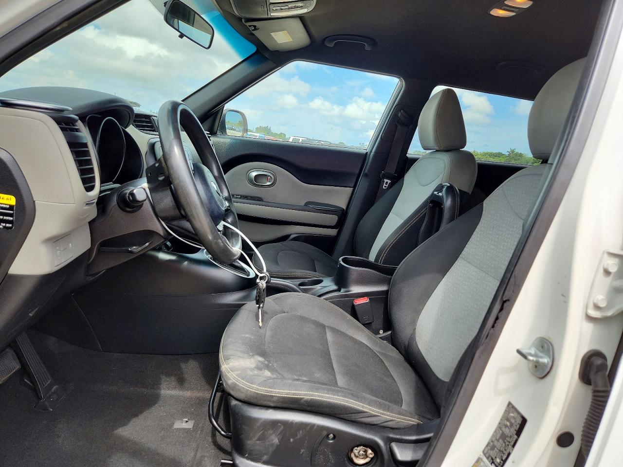 2014 Kia Soul + White vin: KNDJP3A53E7043418