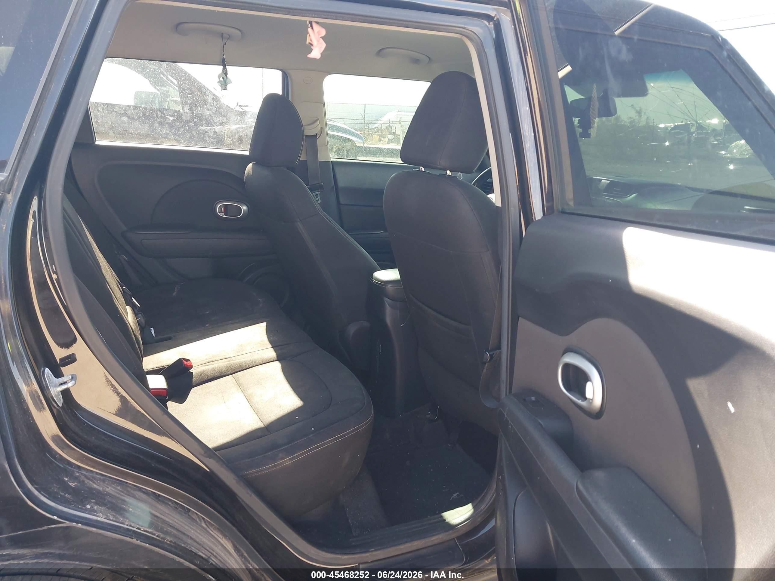 2015 Kia Soul + Black vin: KNDJP3A53F7118832