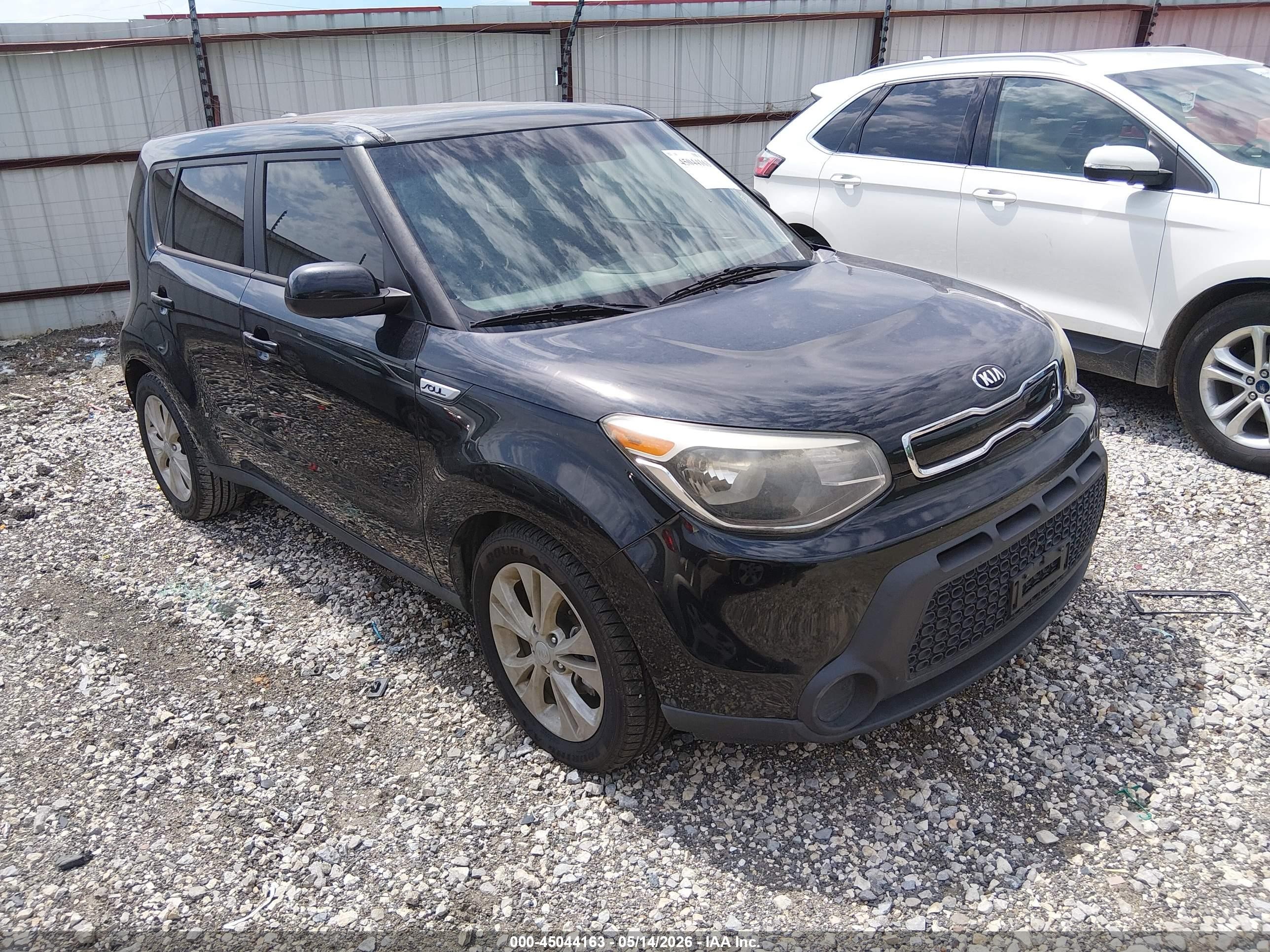 2015 Kia Soul + Black vin: KNDJP3A53F7201614
