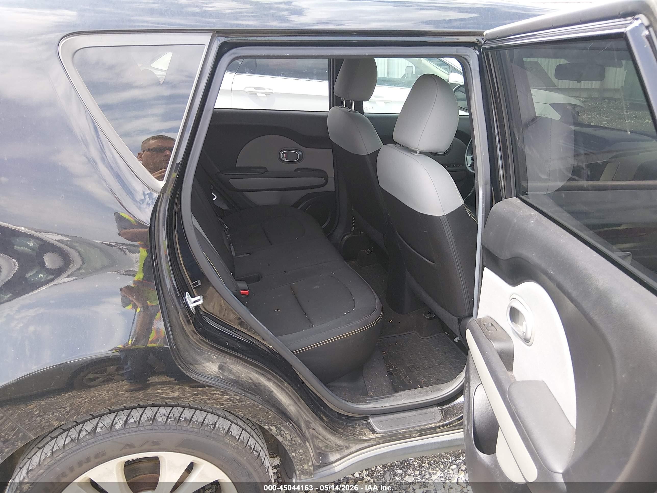 2015 Kia Soul + Black vin: KNDJP3A53F7201614