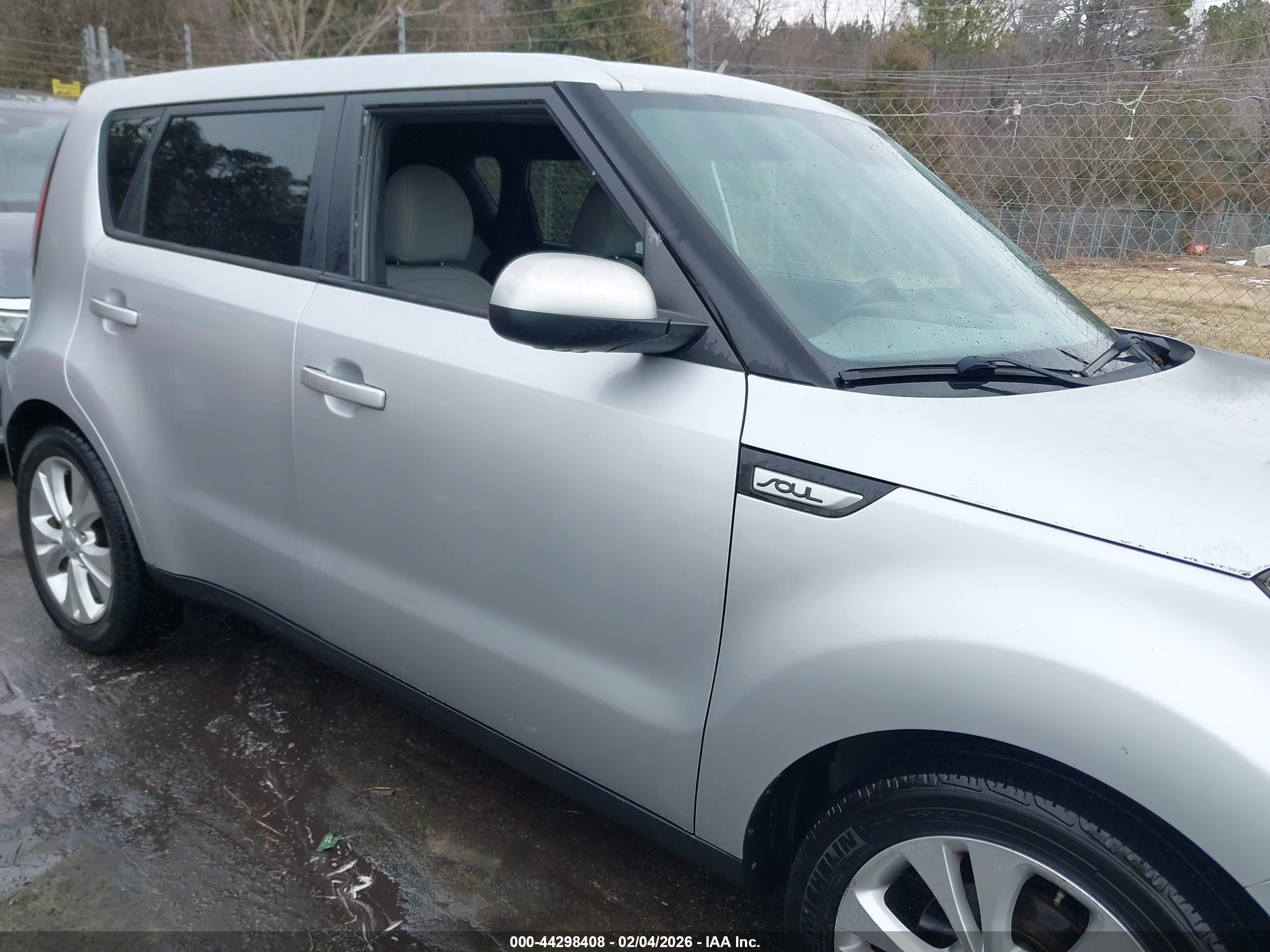 2015 Kia Soul + Серебряный vin: KNDJP3A53F7781852