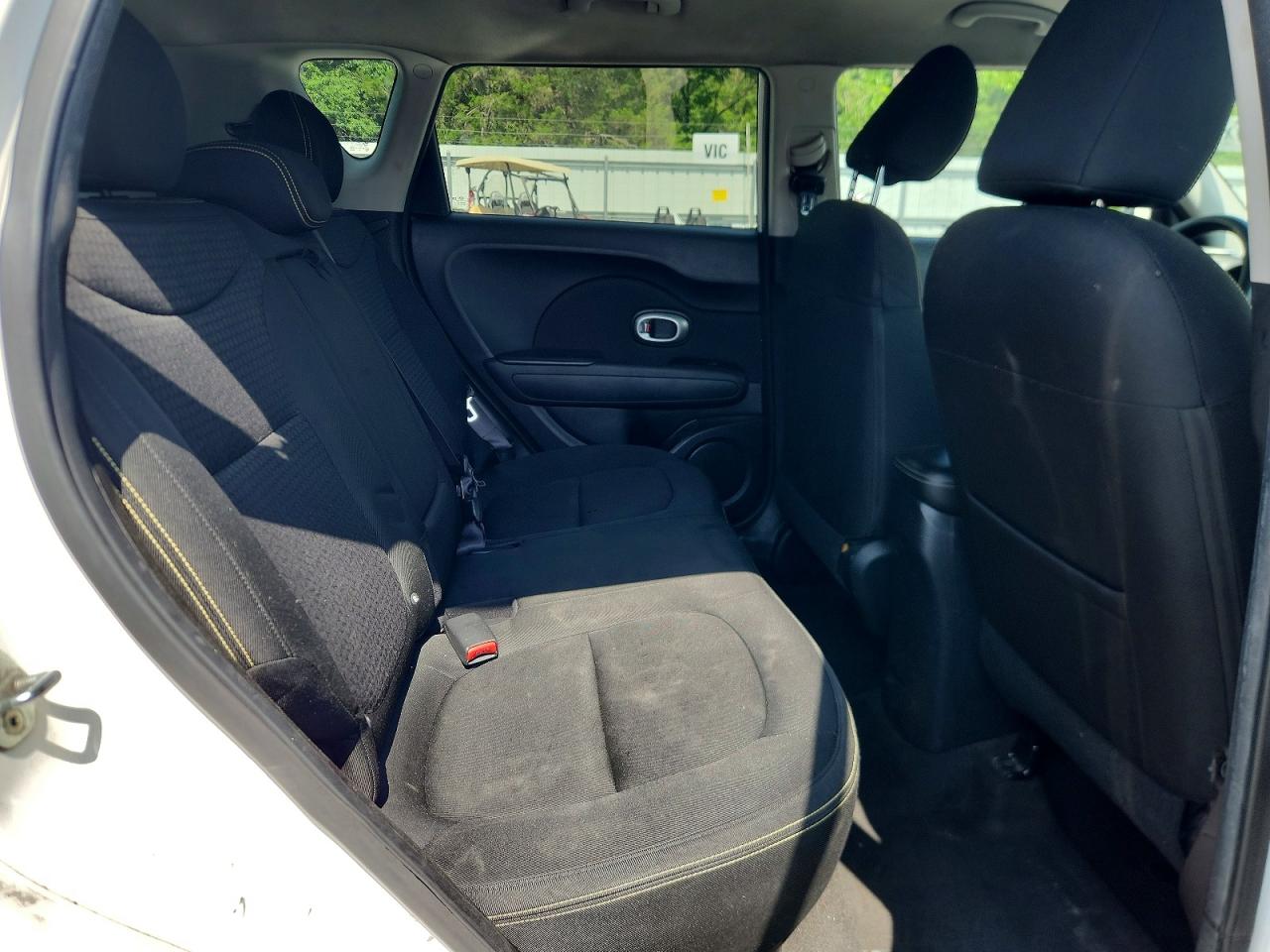 2015 Kia Soul + White vin: KNDJP3A54F7183060