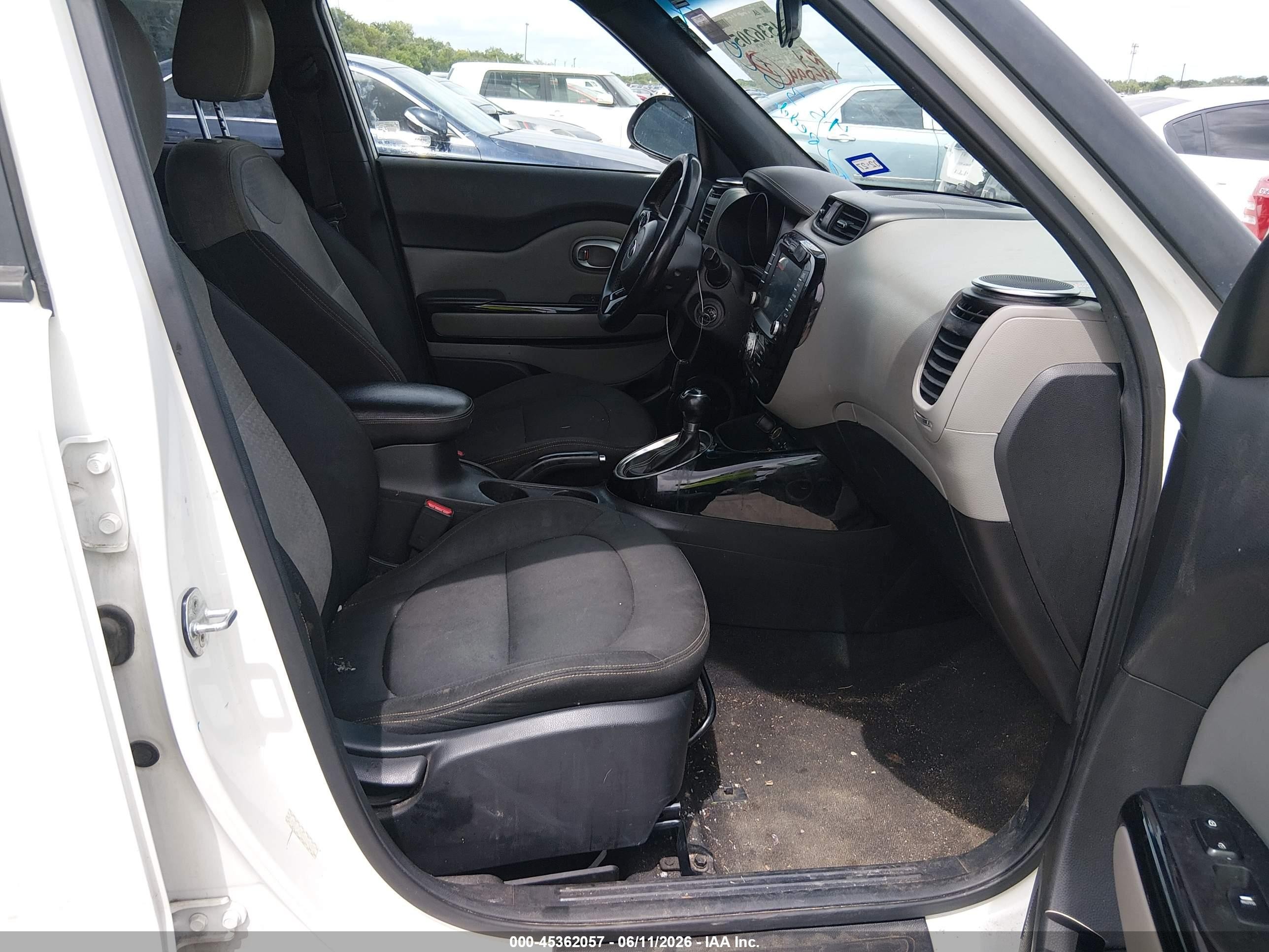 2015 Kia Soul + White vin: KNDJP3A55F7142887