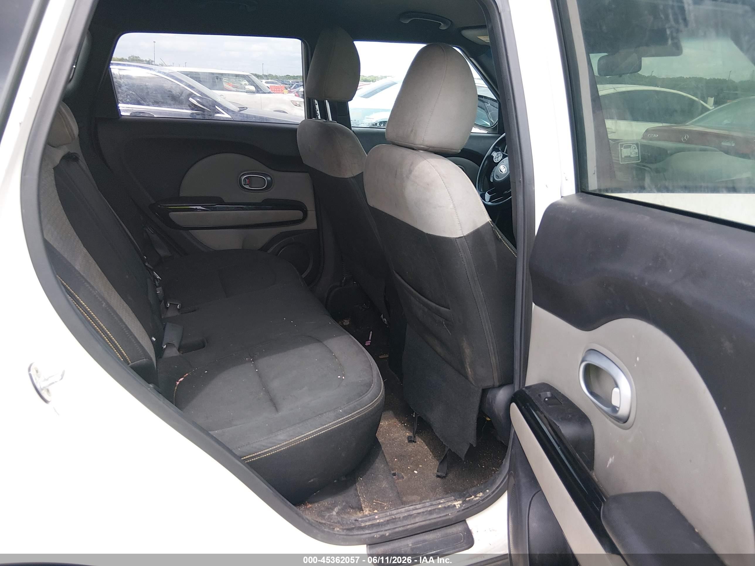 2015 Kia Soul + White vin: KNDJP3A55F7142887