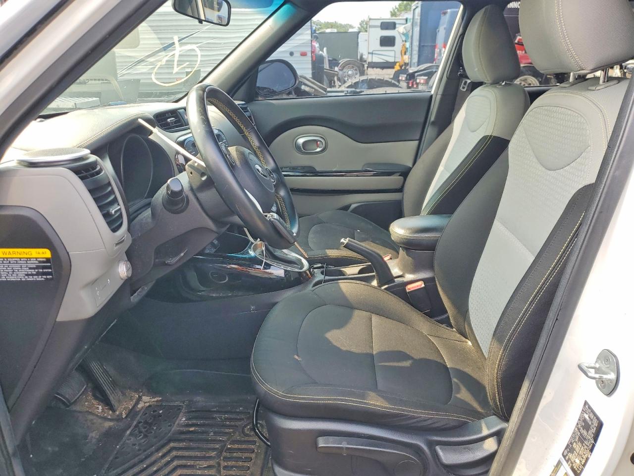 2015 Kia Soul + White vin: KNDJP3A55F7144767