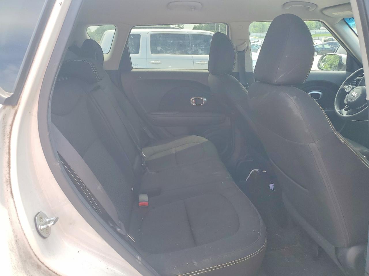 2015 Kia Soul + White vin: KNDJP3A55F7191913